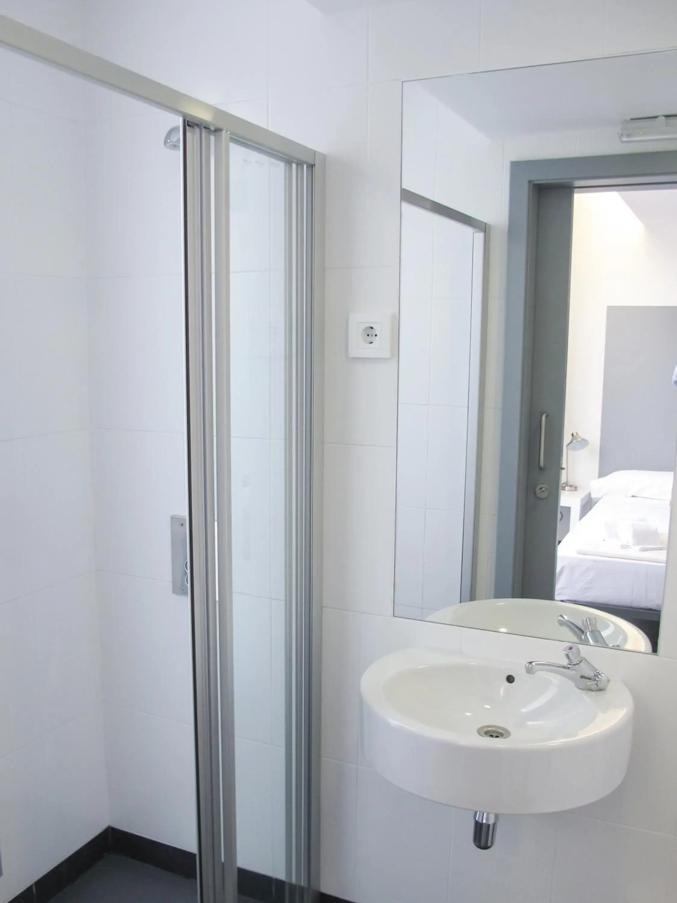 Shower, Bed in St Christopher's Inn Barcelona Shower, Bed in St Christopher's Inn Barcelona