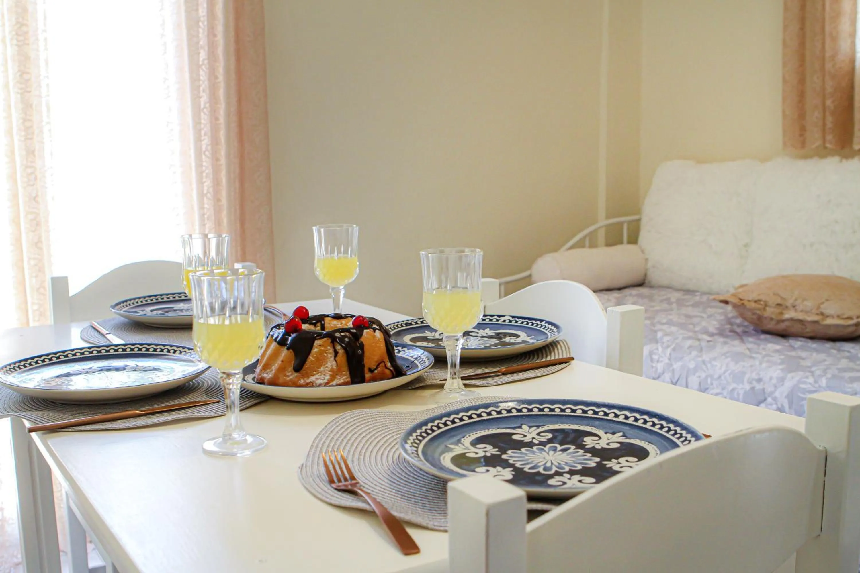 Restaurant/places to eat, Bed in Navigator Villas - Houses