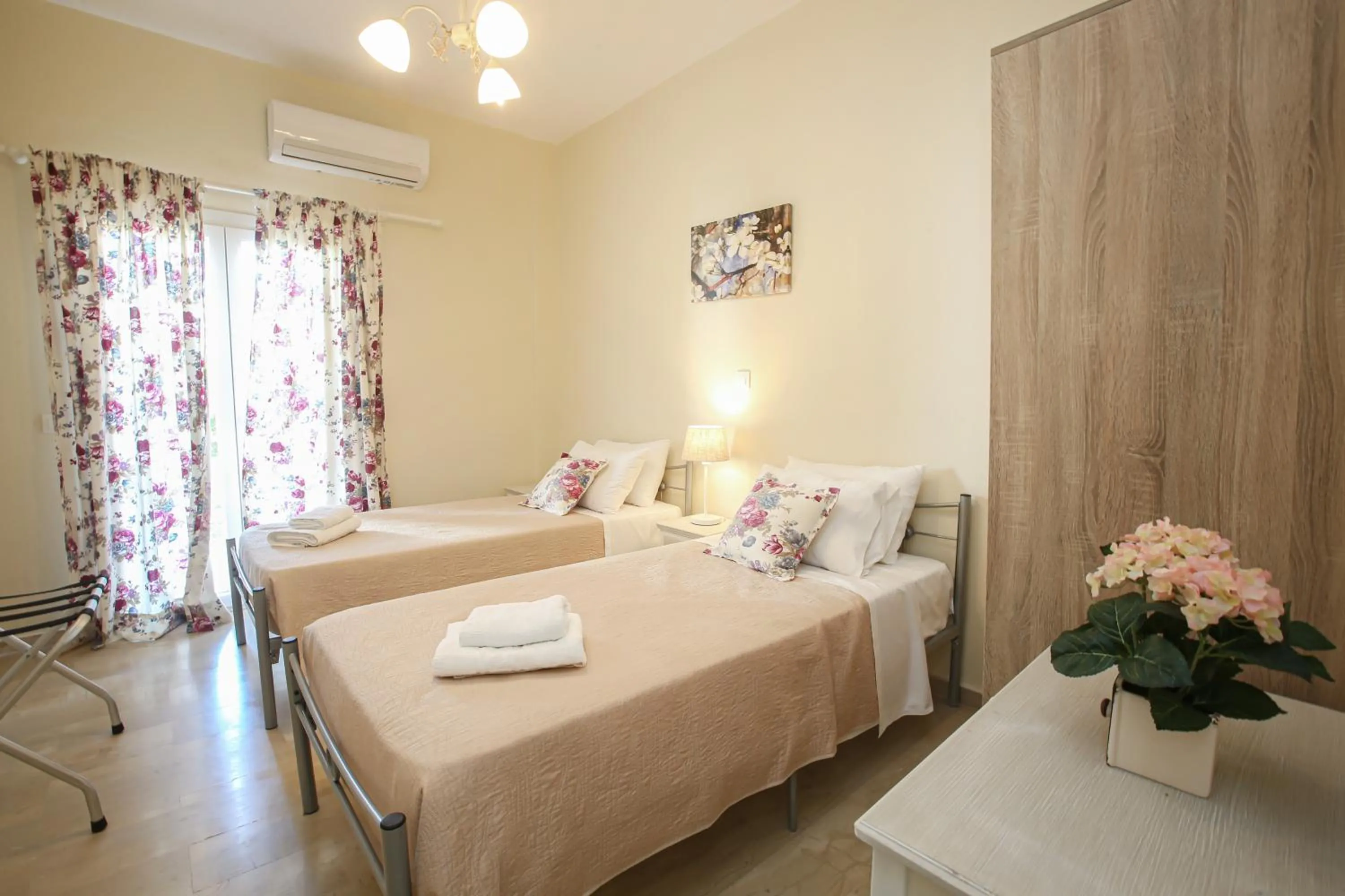 Bedroom, Bed in Navigator Villas - Houses