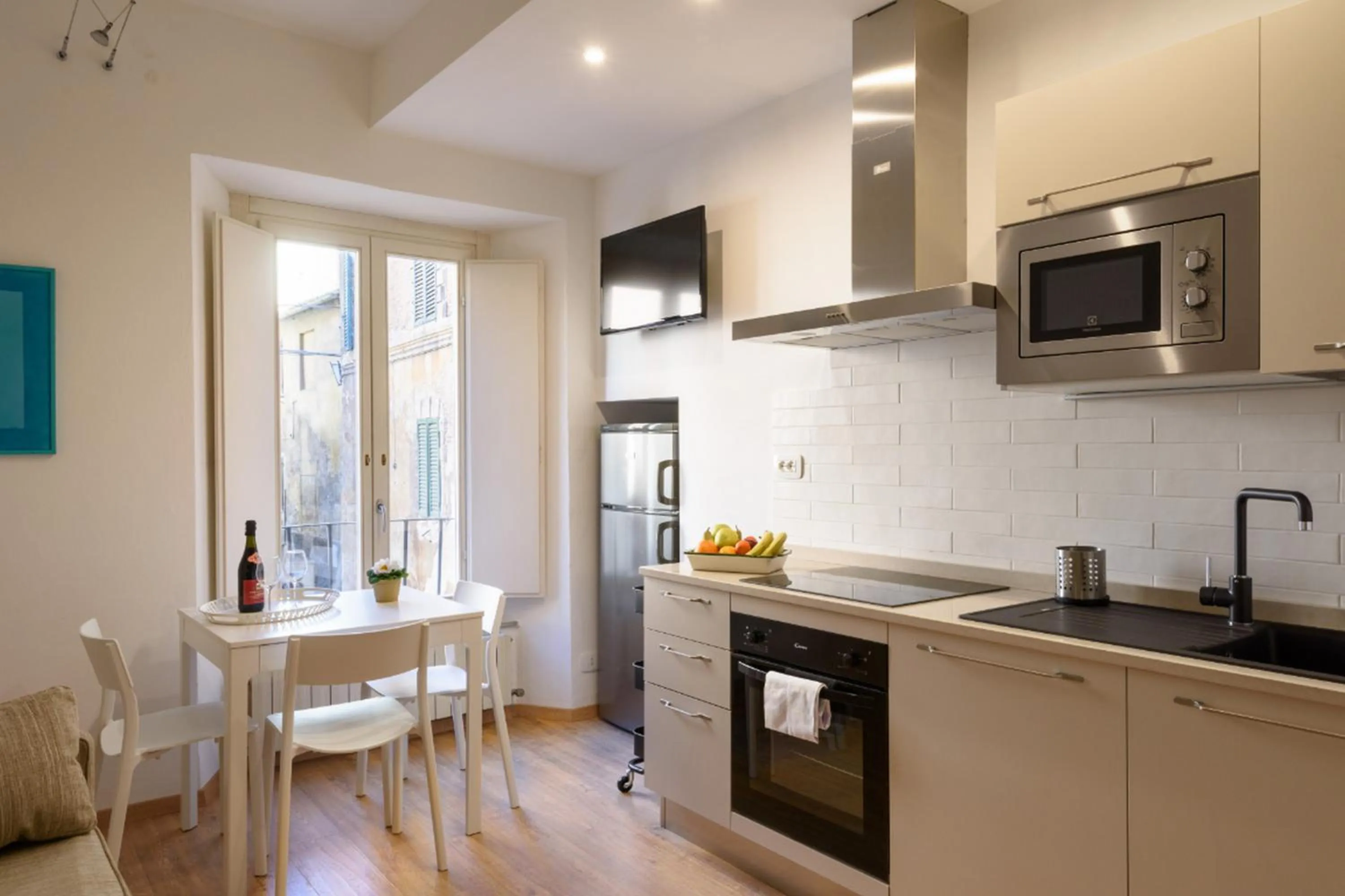 Kitchen or kitchenette in Regis Condo