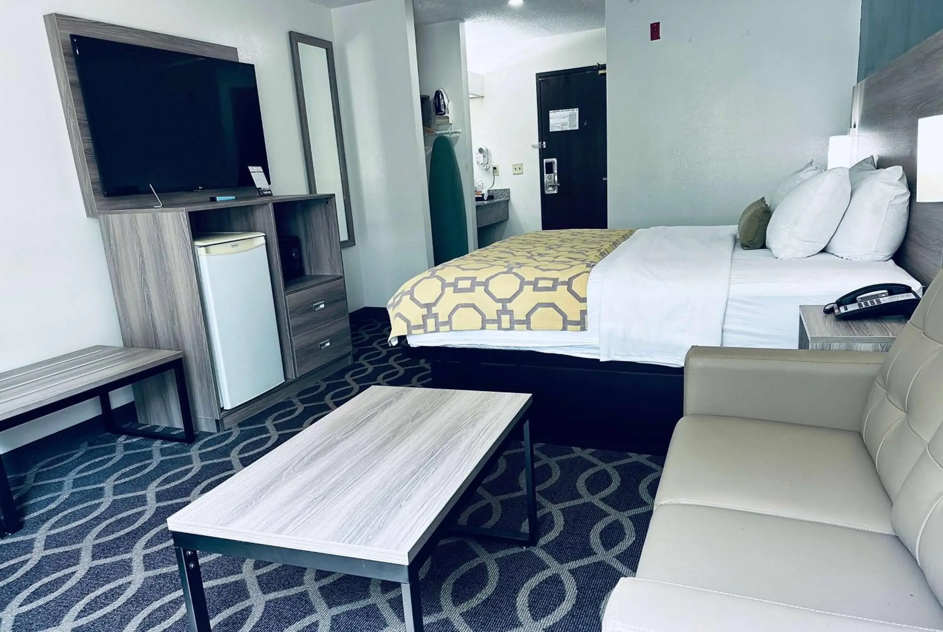 King Studio Suite - Mobility Access/Non-Smoking in Baymont by Wyndham Piqua King Studio Suite - Mobility Access/Non-Smoking in Baymont by Wyndham Piqua