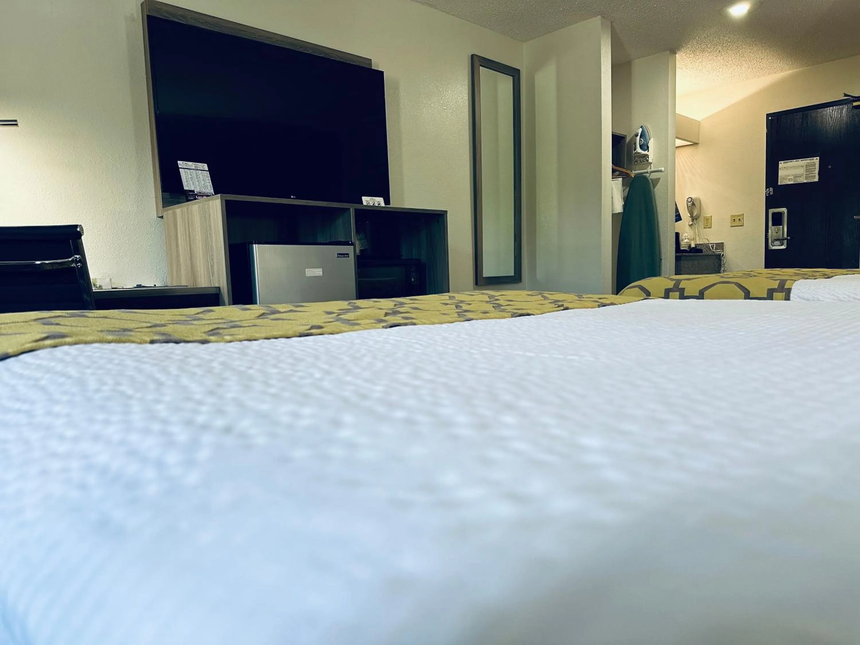 Bedroom, Bed in Baymont by Wyndham Piqua