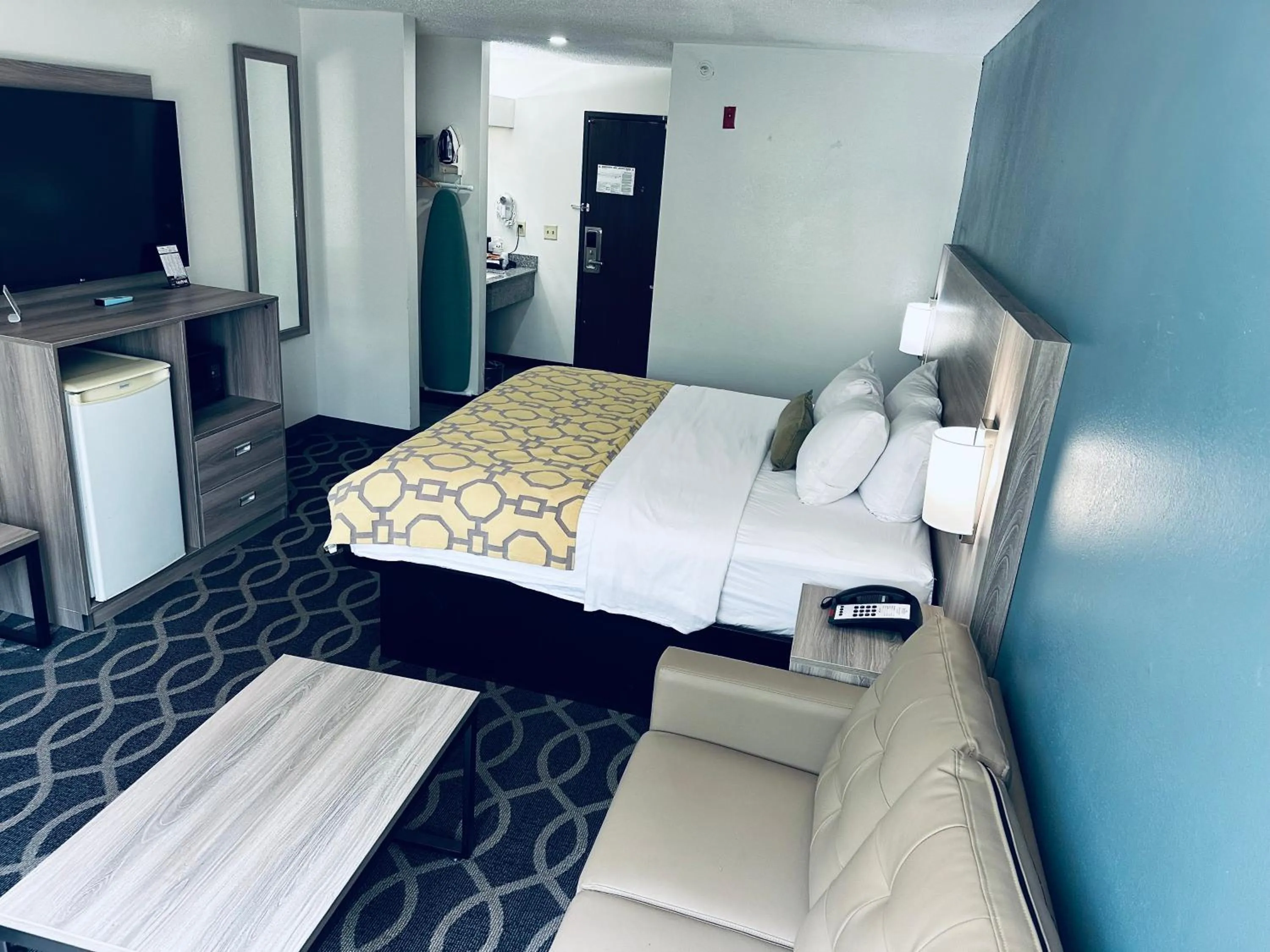 Bedroom, Bed in Baymont by Wyndham Piqua