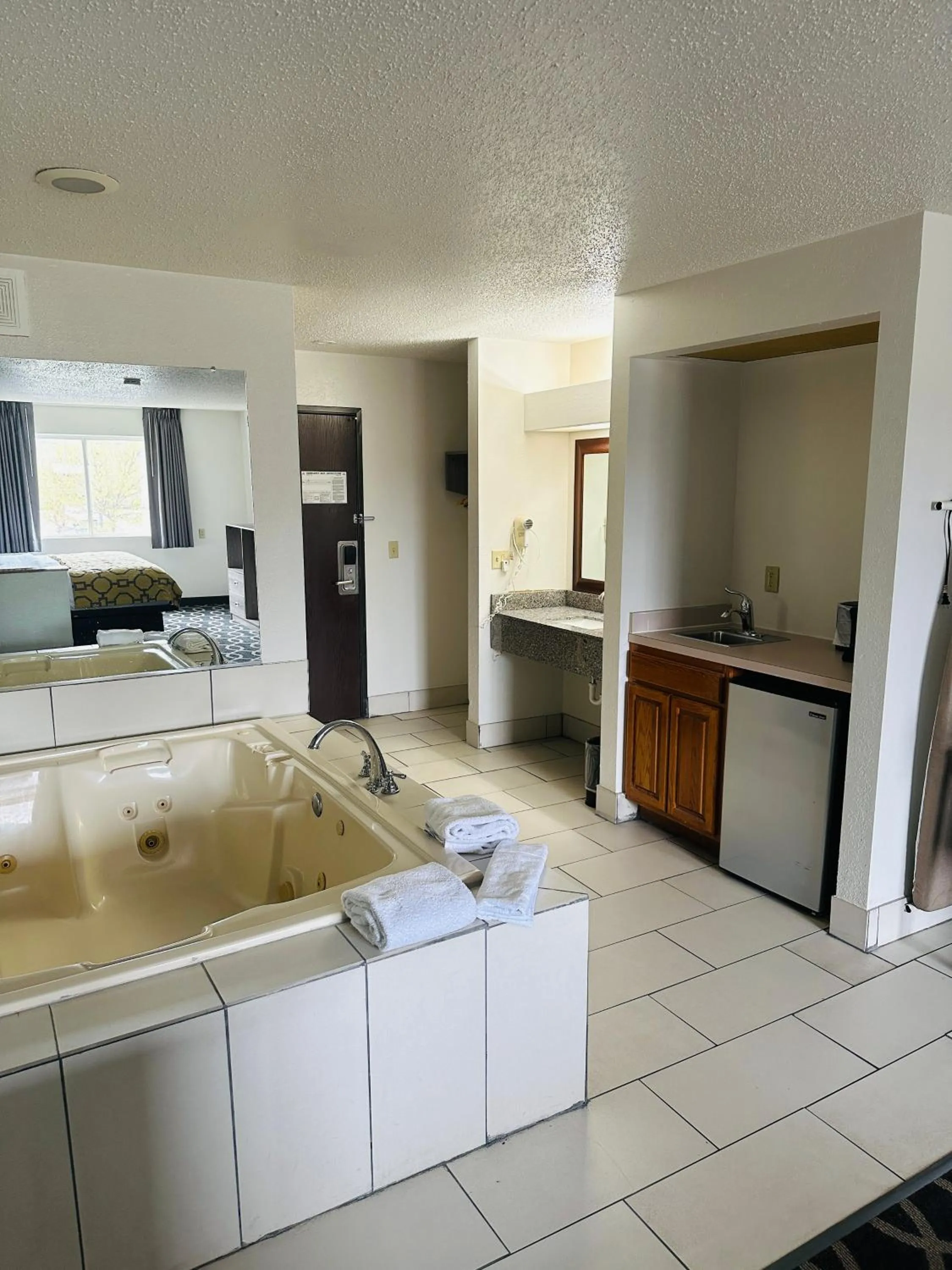 Hot Tub, Bed in Baymont by Wyndham Piqua