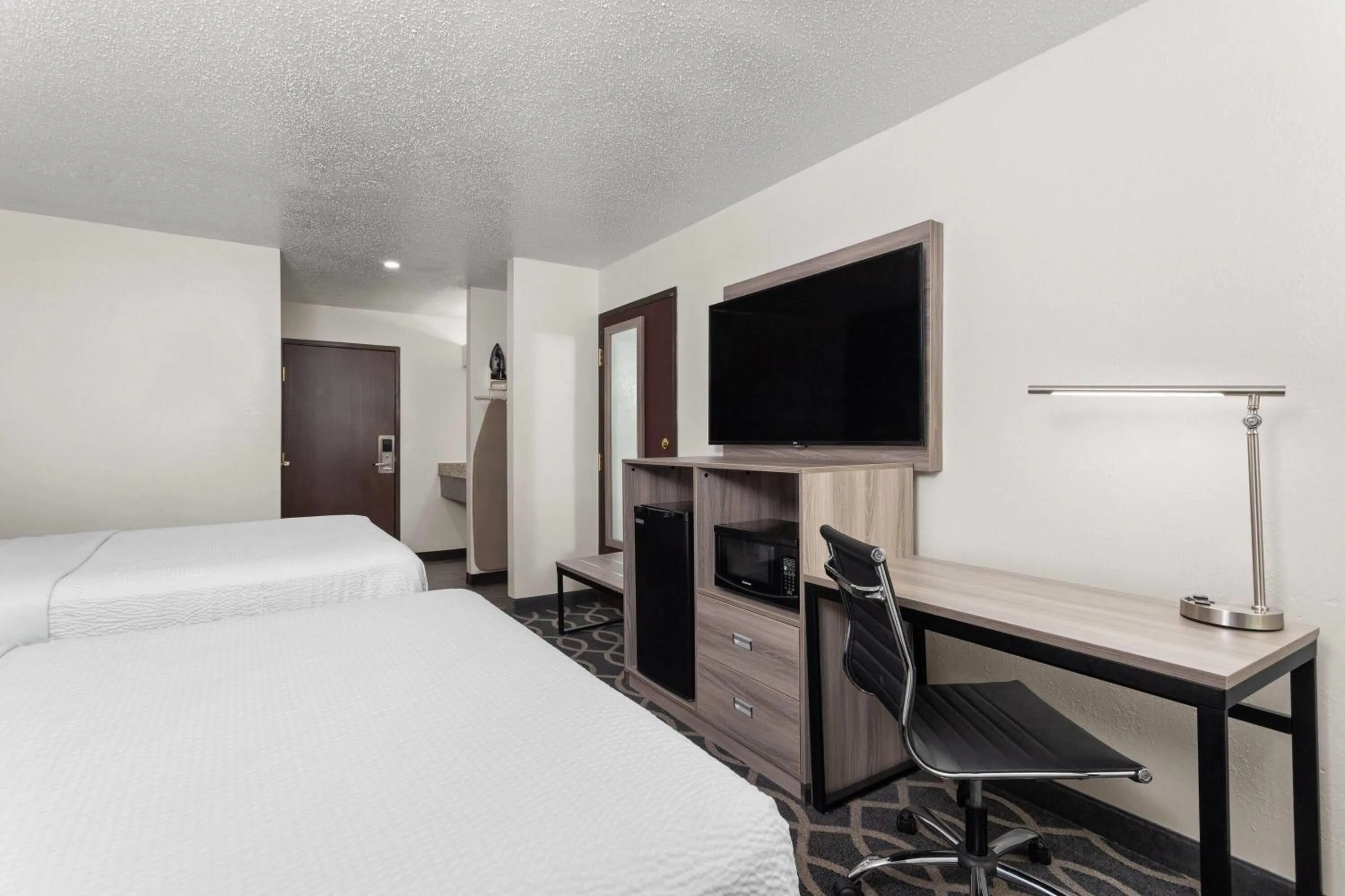 Photo of the whole room, Bed in Baymont by Wyndham Piqua