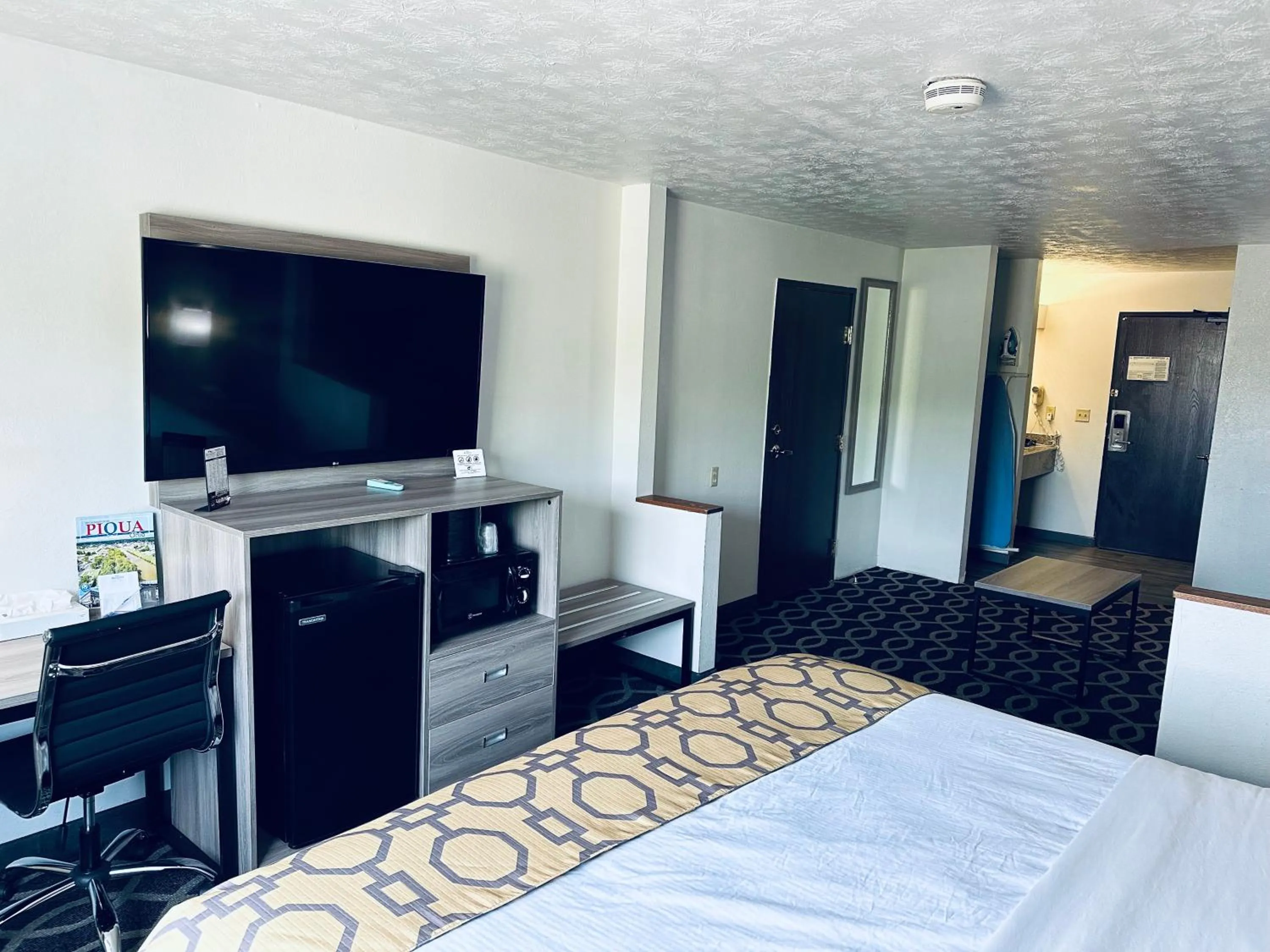 TV and multimedia, Bed in Baymont by Wyndham Piqua