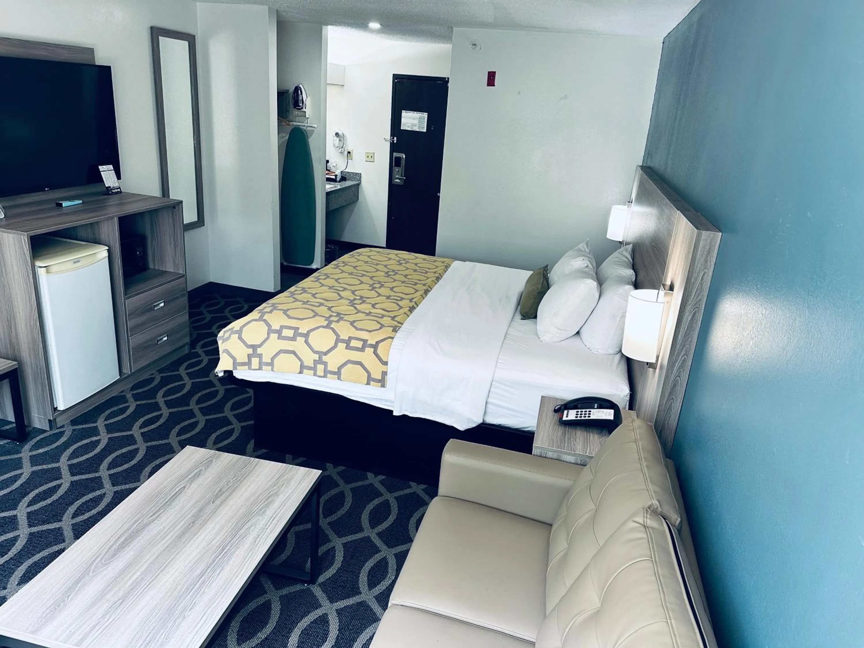 Bedroom, Bed in Baymont by Wyndham Piqua