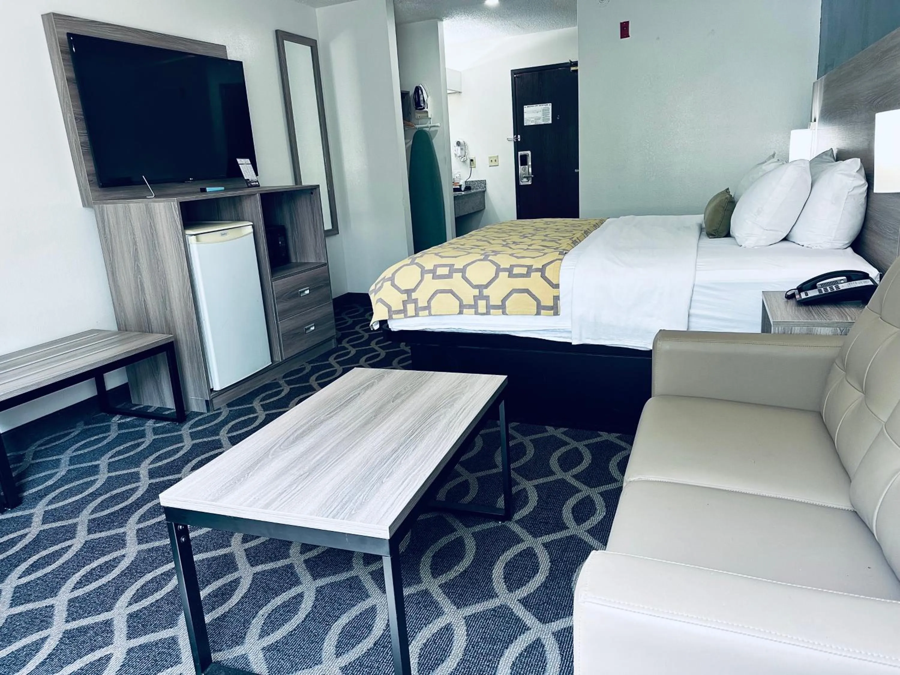 TV and multimedia, Bed in Baymont by Wyndham Piqua