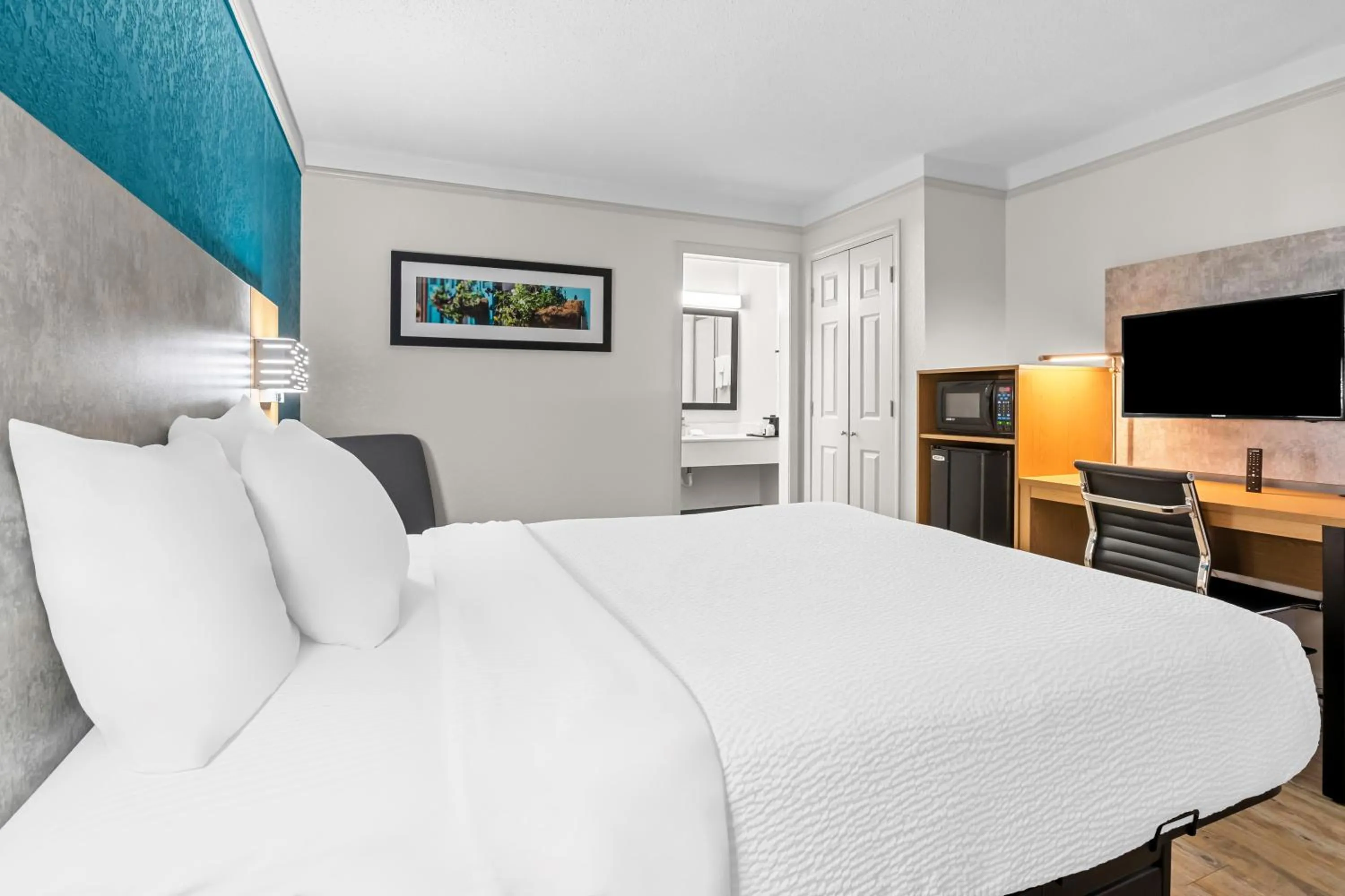 Bed in Quality Inn Slidell I-10