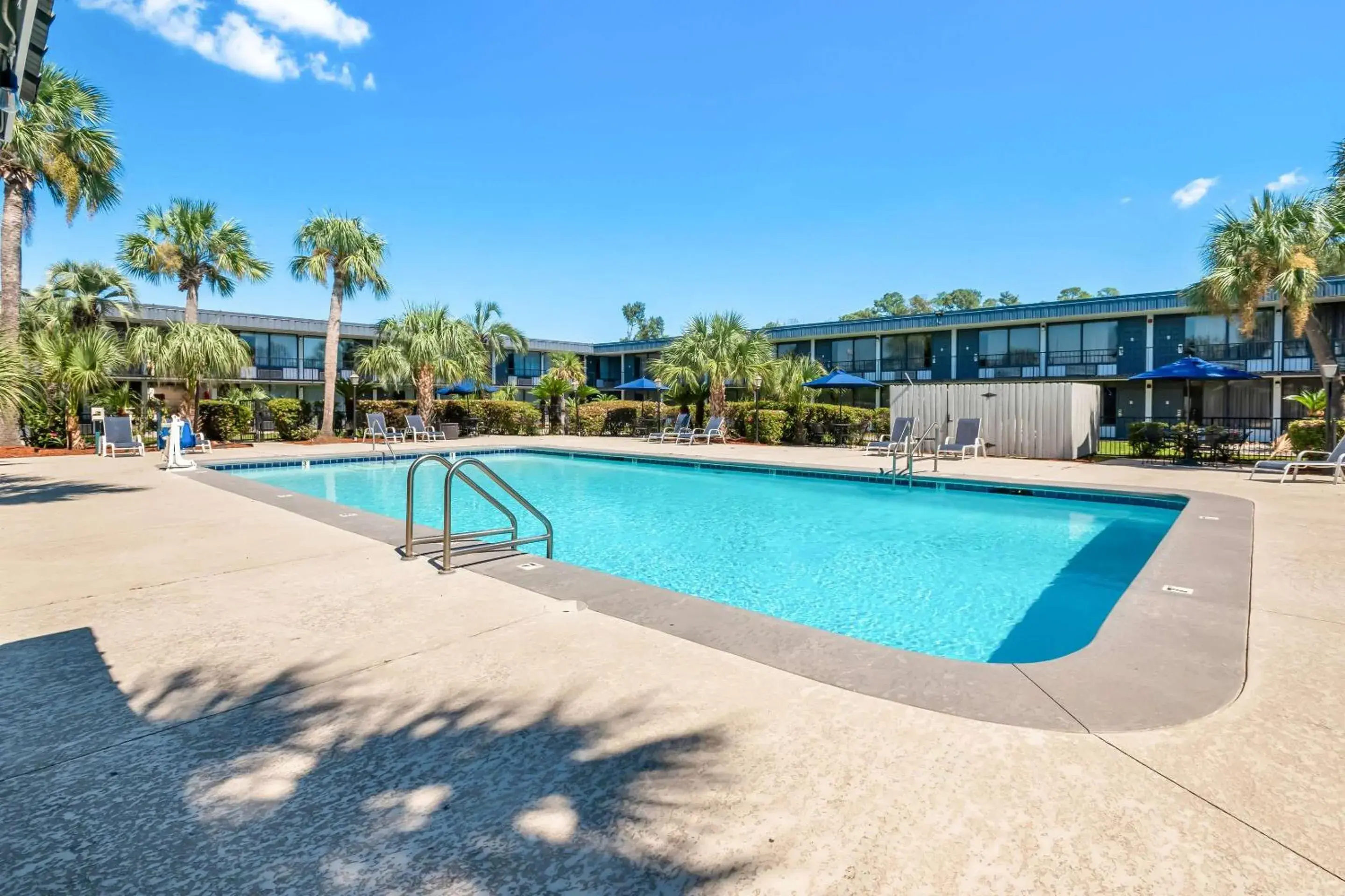Swimming pool in Quality Inn Slidell I-10 Swimming pool in Quality Inn Slidell I-10