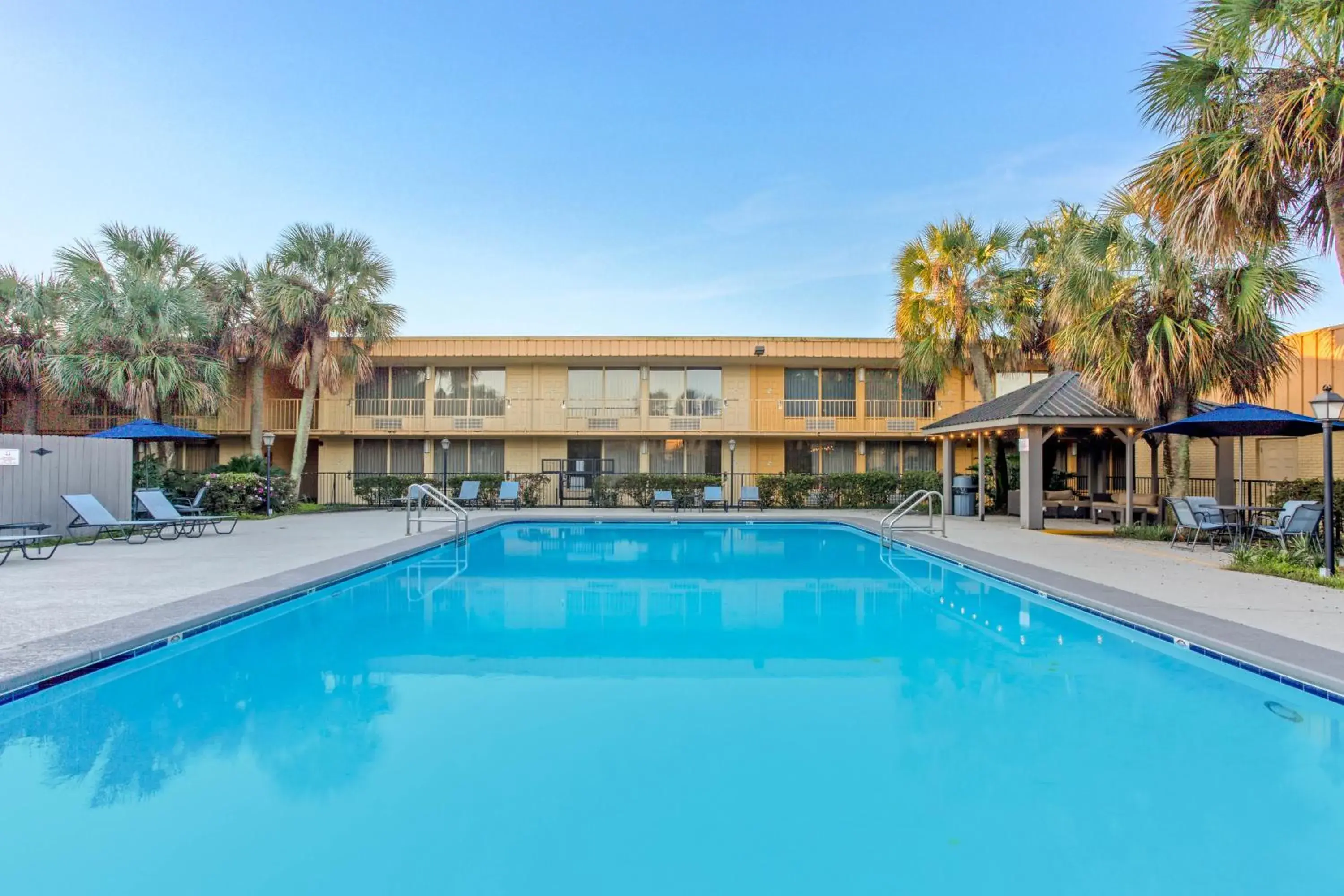 Property building, Swimming Pool in Quality Inn Slidell I-10