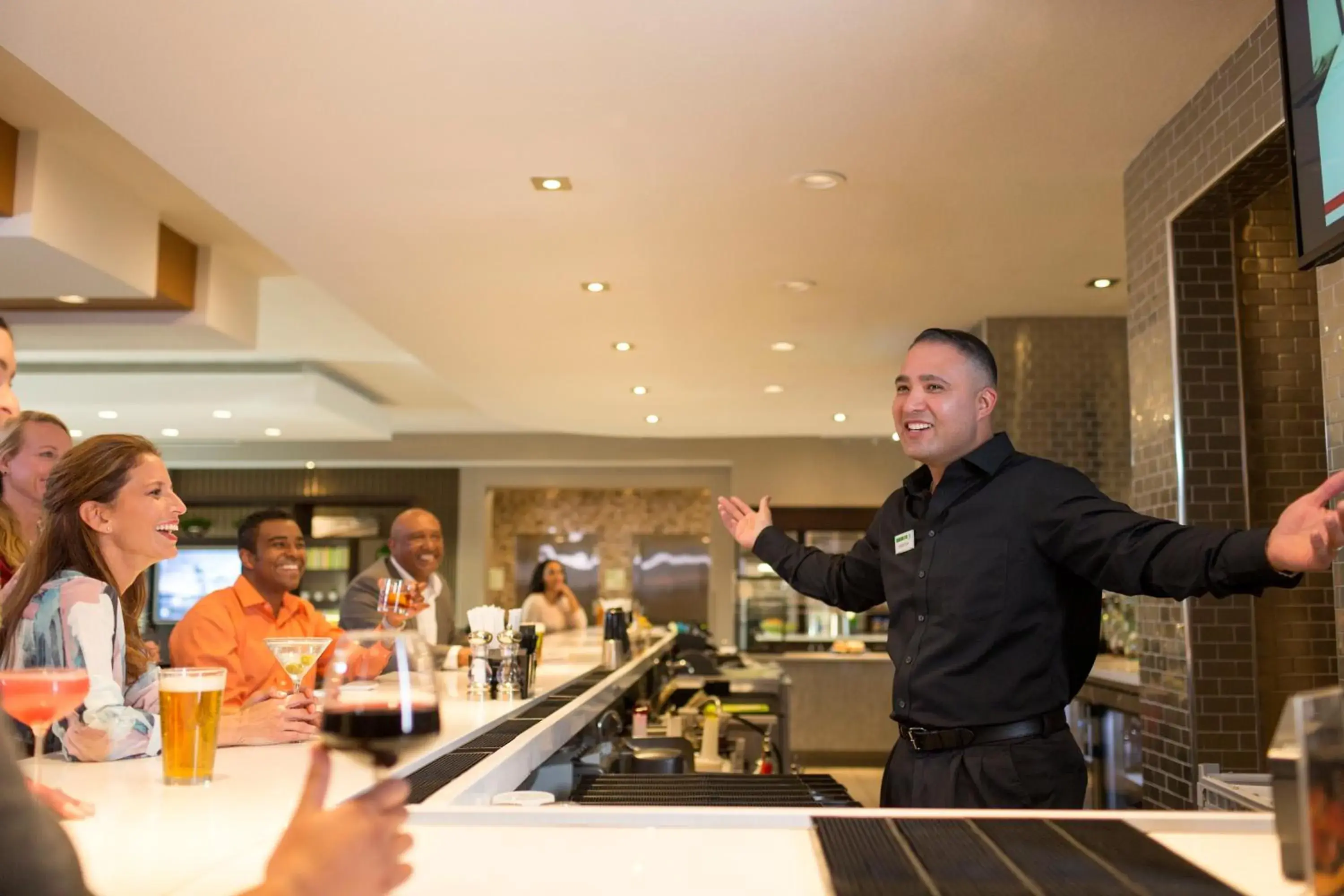 Lounge or bar in Holiday Inn & Suites Cedar Falls-Waterloo Event Ctr by IHG Lounge or bar in Holiday Inn & Suites Cedar Falls-Waterloo Event Ctr by IHG