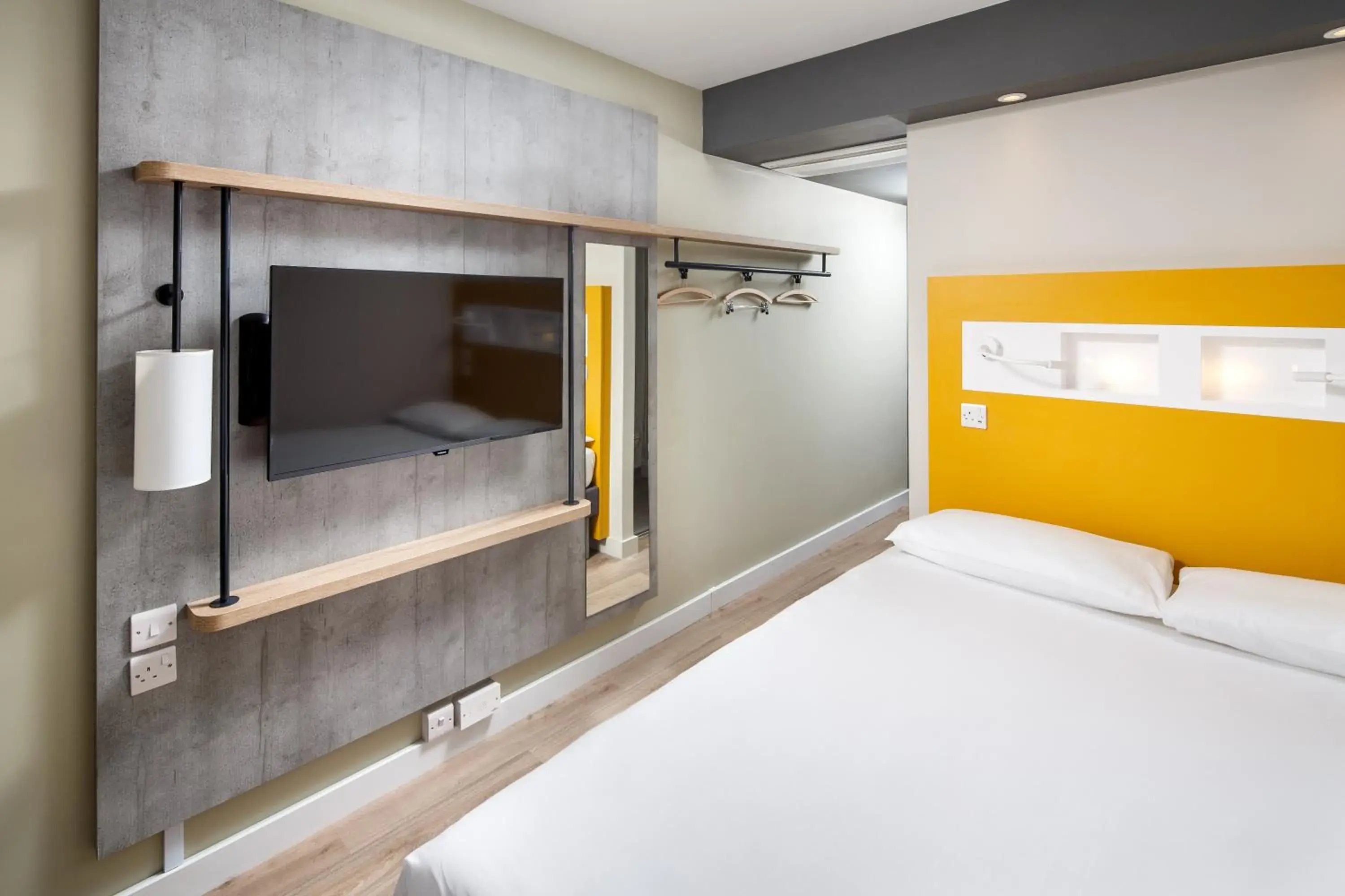 Photo of the whole room, Bed in ibis budget Swindon Photo of the whole room, Bed in ibis budget Swindon