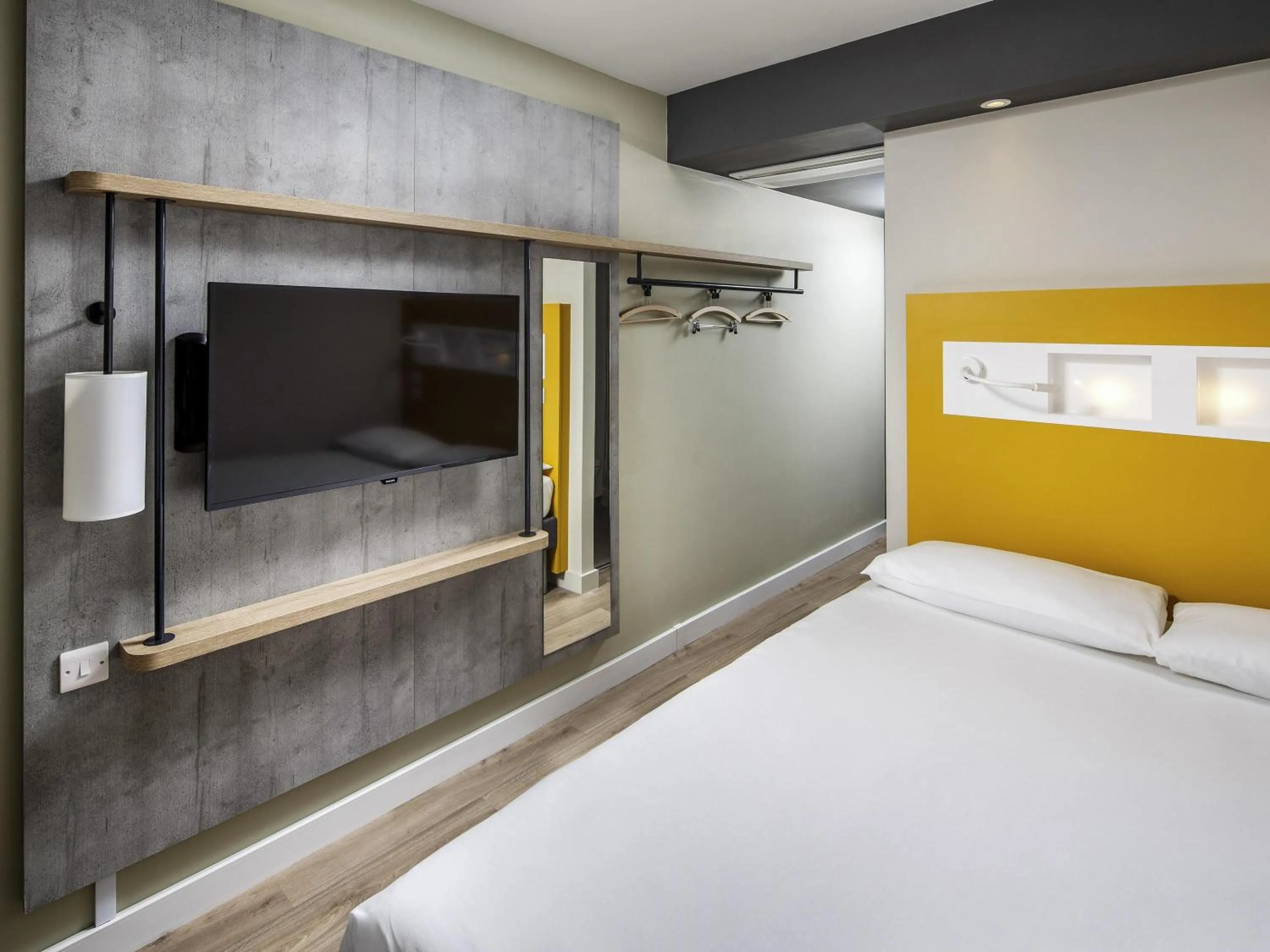 Bedroom, Bed in ibis budget Swindon