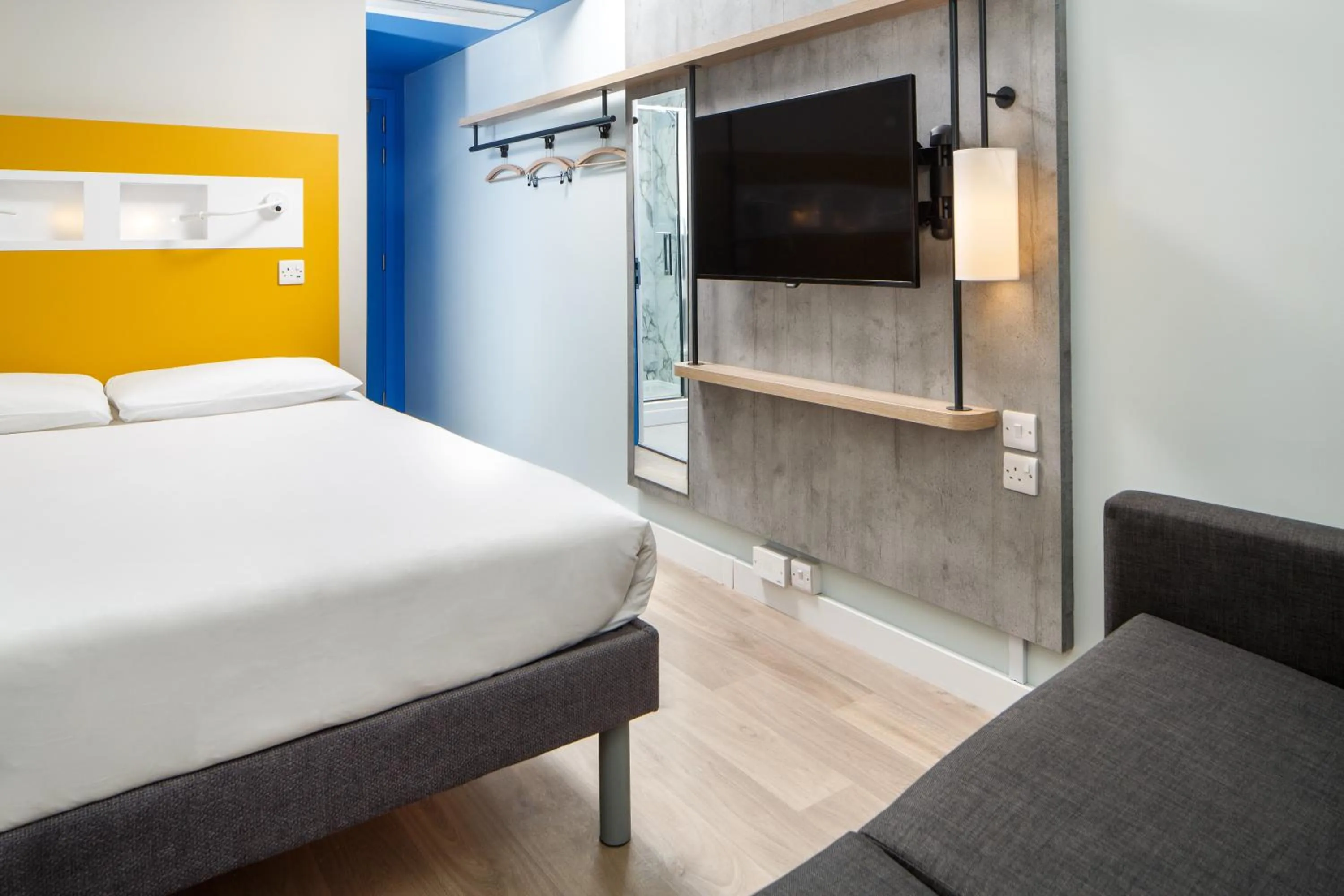 Photo of the whole room, Bed in ibis budget Swindon