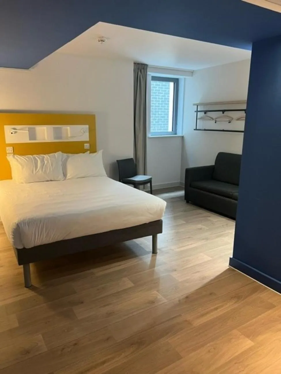 Bedroom, Bed in ibis budget Swindon