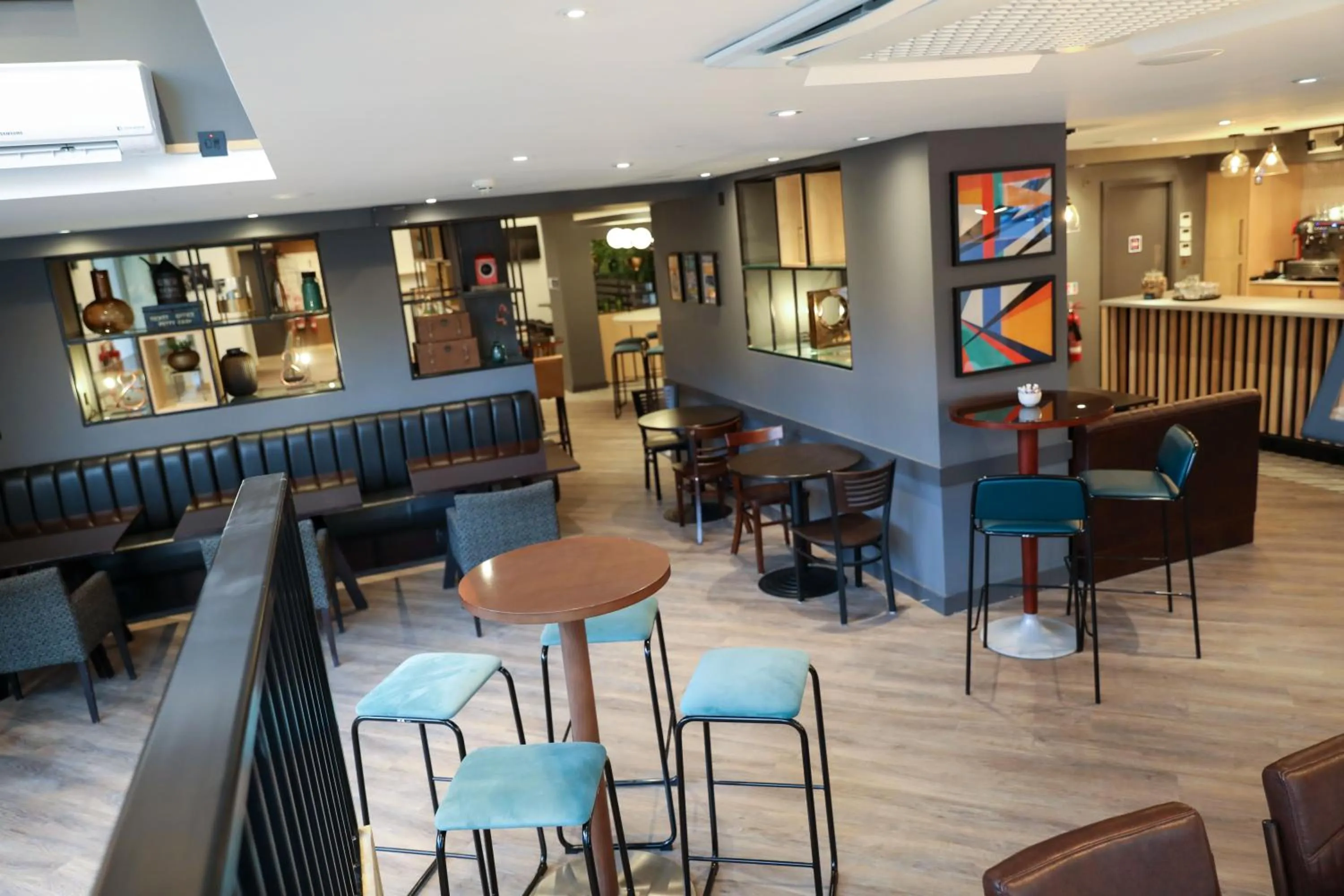 Lounge or bar in ibis budget Swindon