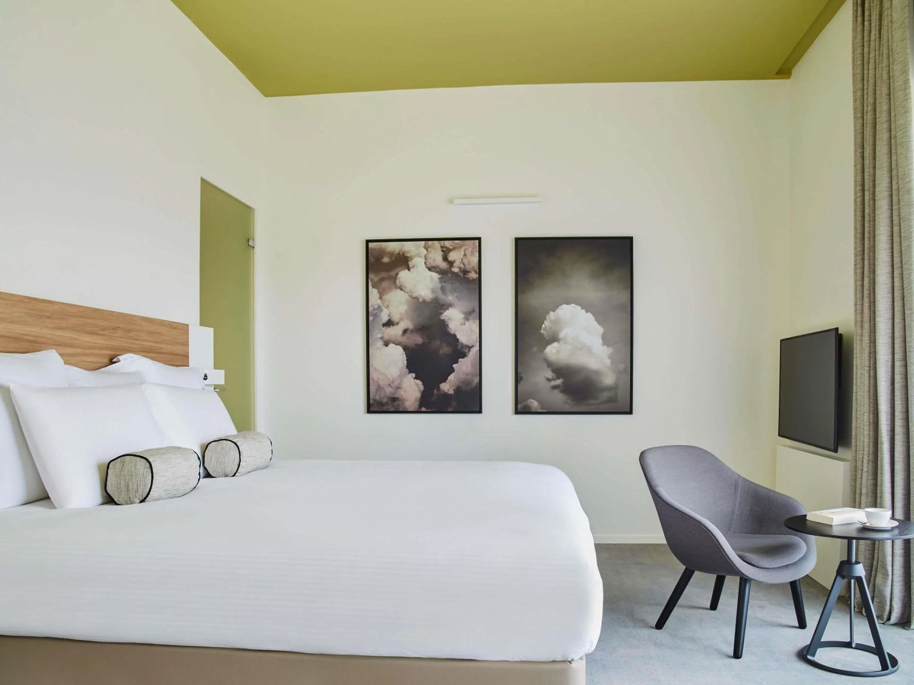 Bedroom, Bed in Le Domaine des Vanneaux Golf & Spa L'Isle Adam - MGallery Collection