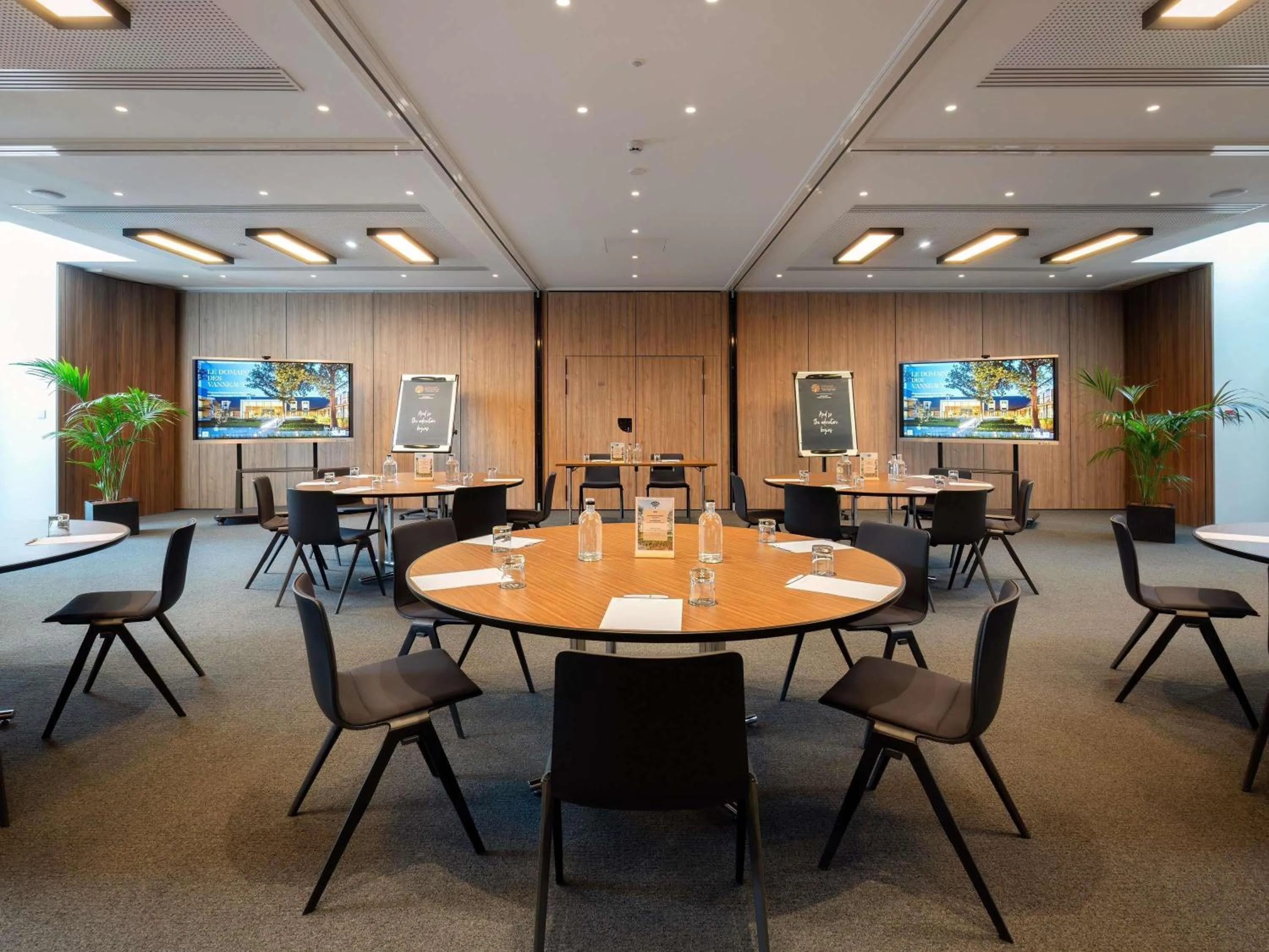 Meeting/conference room in Le Domaine des Vanneaux Golf & Spa L'Isle Adam - MGallery Collection