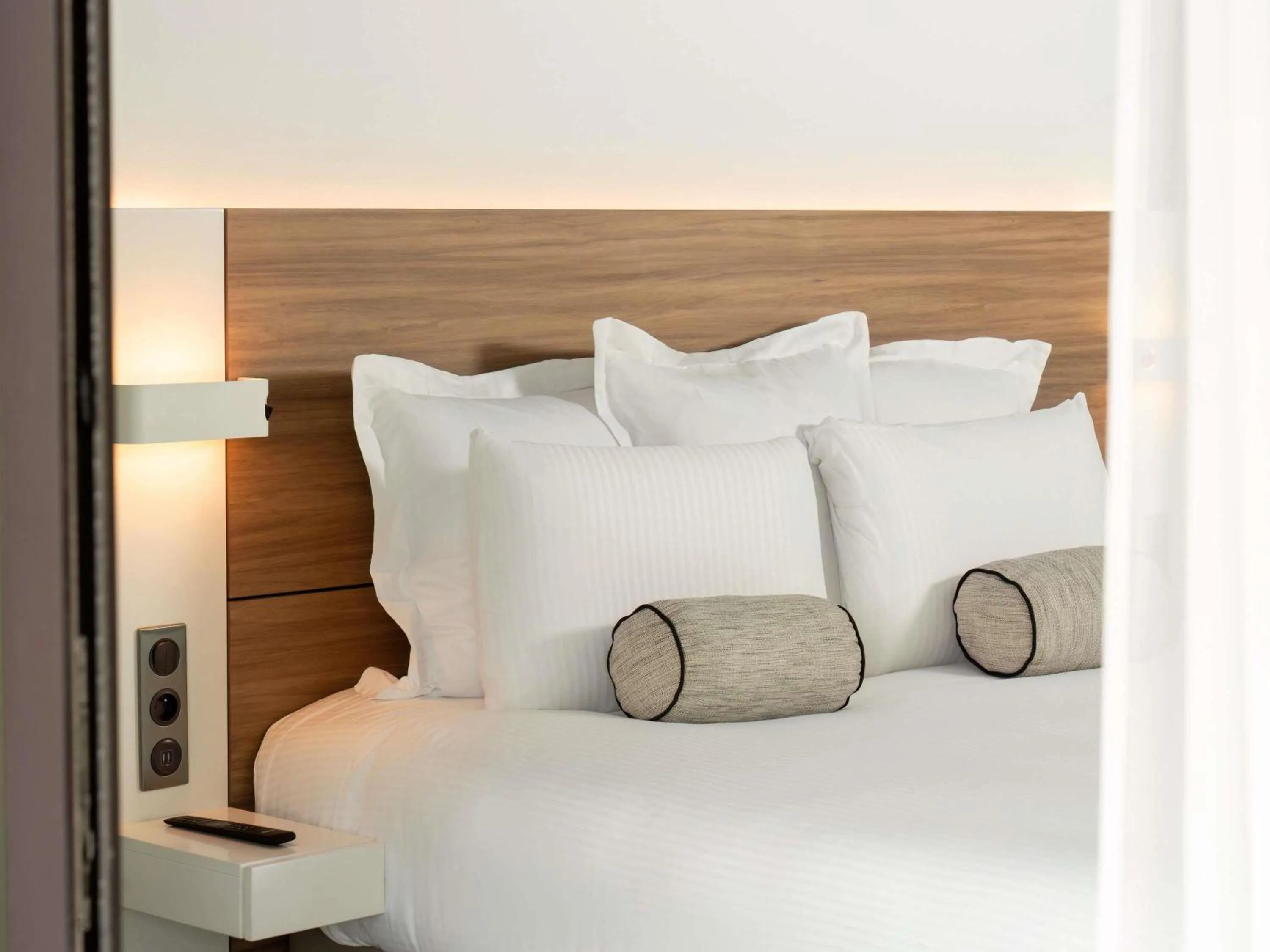 Bedroom, Bed in Le Domaine des Vanneaux Golf & Spa L'Isle Adam - MGallery Collection