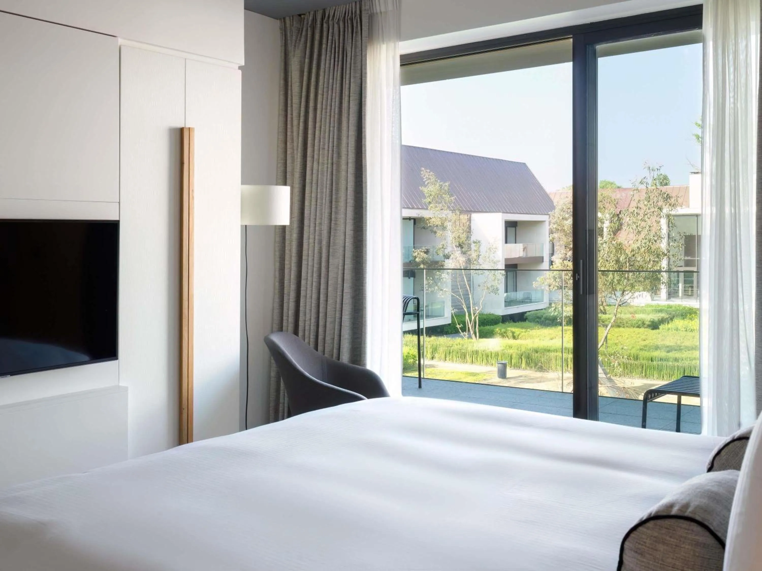 Bedroom, Bed in Le Domaine des Vanneaux Golf & Spa L'Isle Adam - MGallery Collection