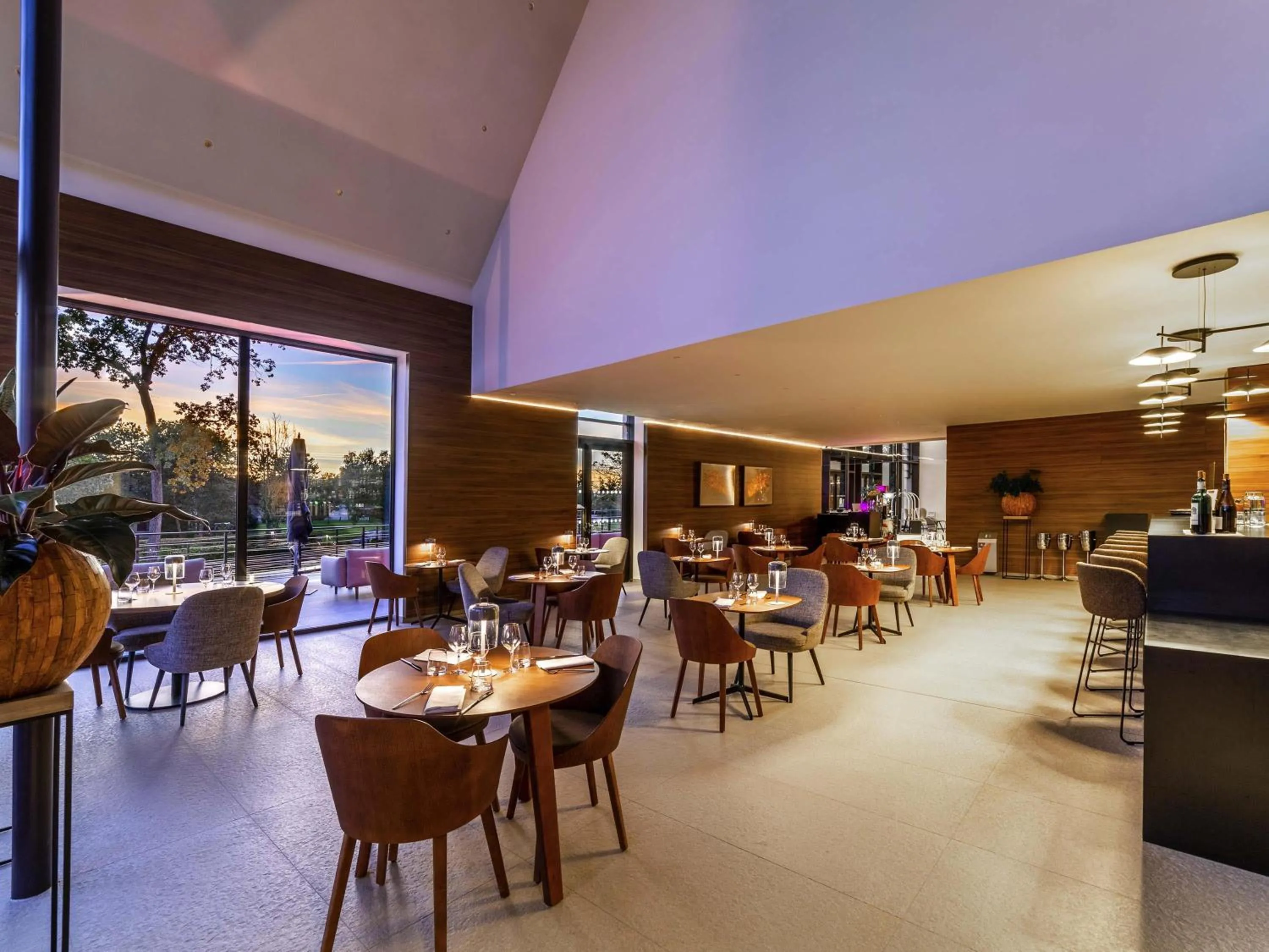 Lounge or bar in Le Domaine des Vanneaux Golf & Spa L'Isle Adam - MGallery Collection