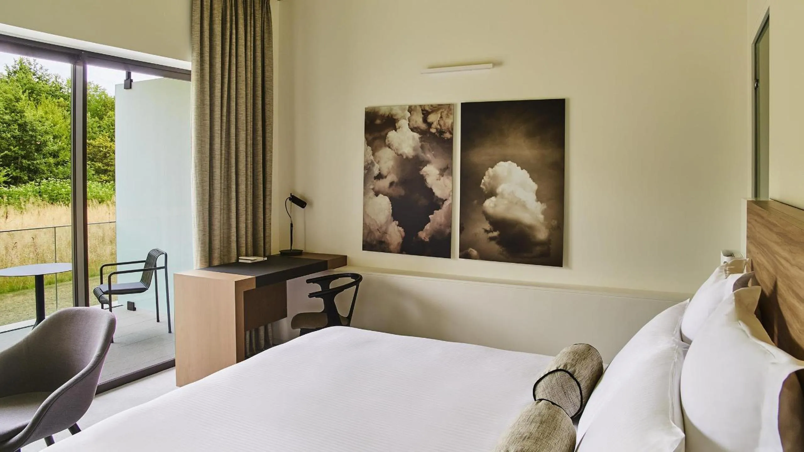 Bedroom, Bed in Le Domaine des Vanneaux Golf & Spa L'Isle Adam - MGallery Collection