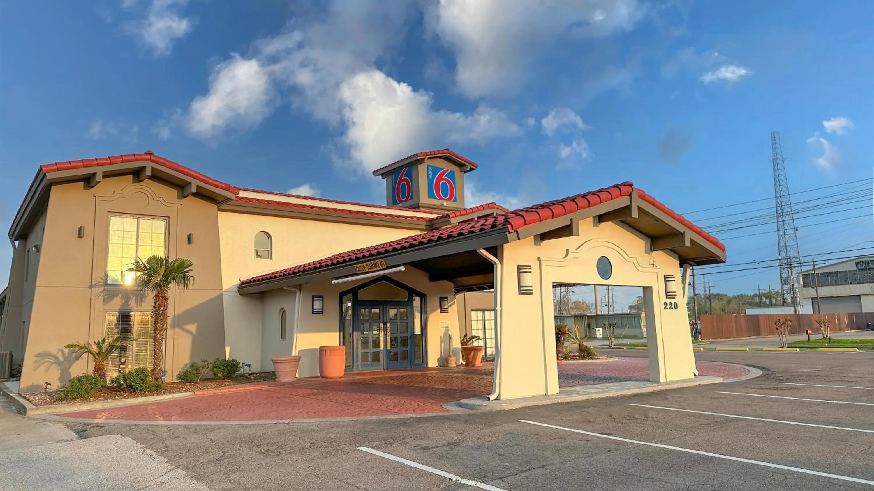 Property building in Motel 6-Beaumont, TX