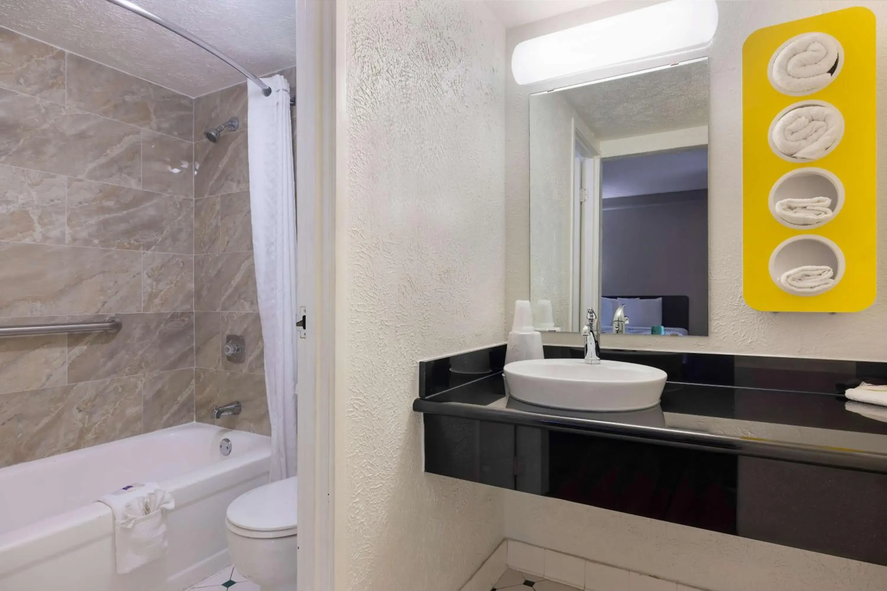 Triple Room - Non-Smoking in Motel 6-Beaumont, TX Triple Room - Non-Smoking in Motel 6-Beaumont, TX