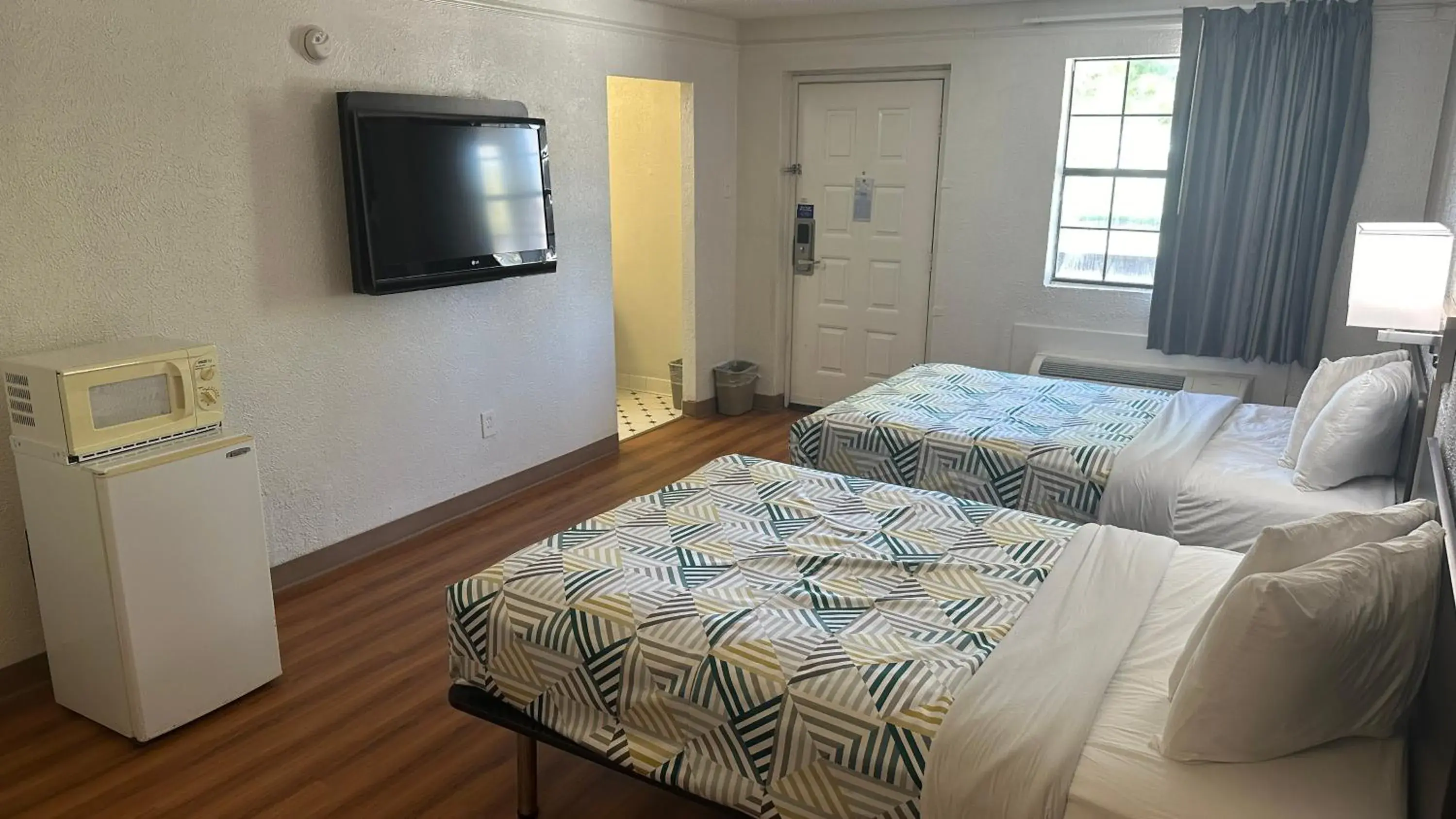 Quadruple Room - Smoking in Motel 6-Beaumont, TX Quadruple Room - Smoking in Motel 6-Beaumont, TX