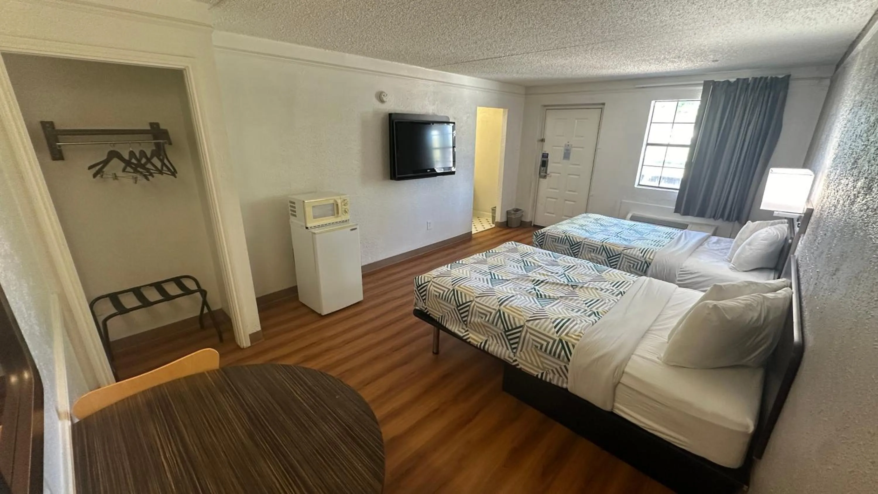 Photo of the whole room, Bed in Motel 6-Beaumont, TX