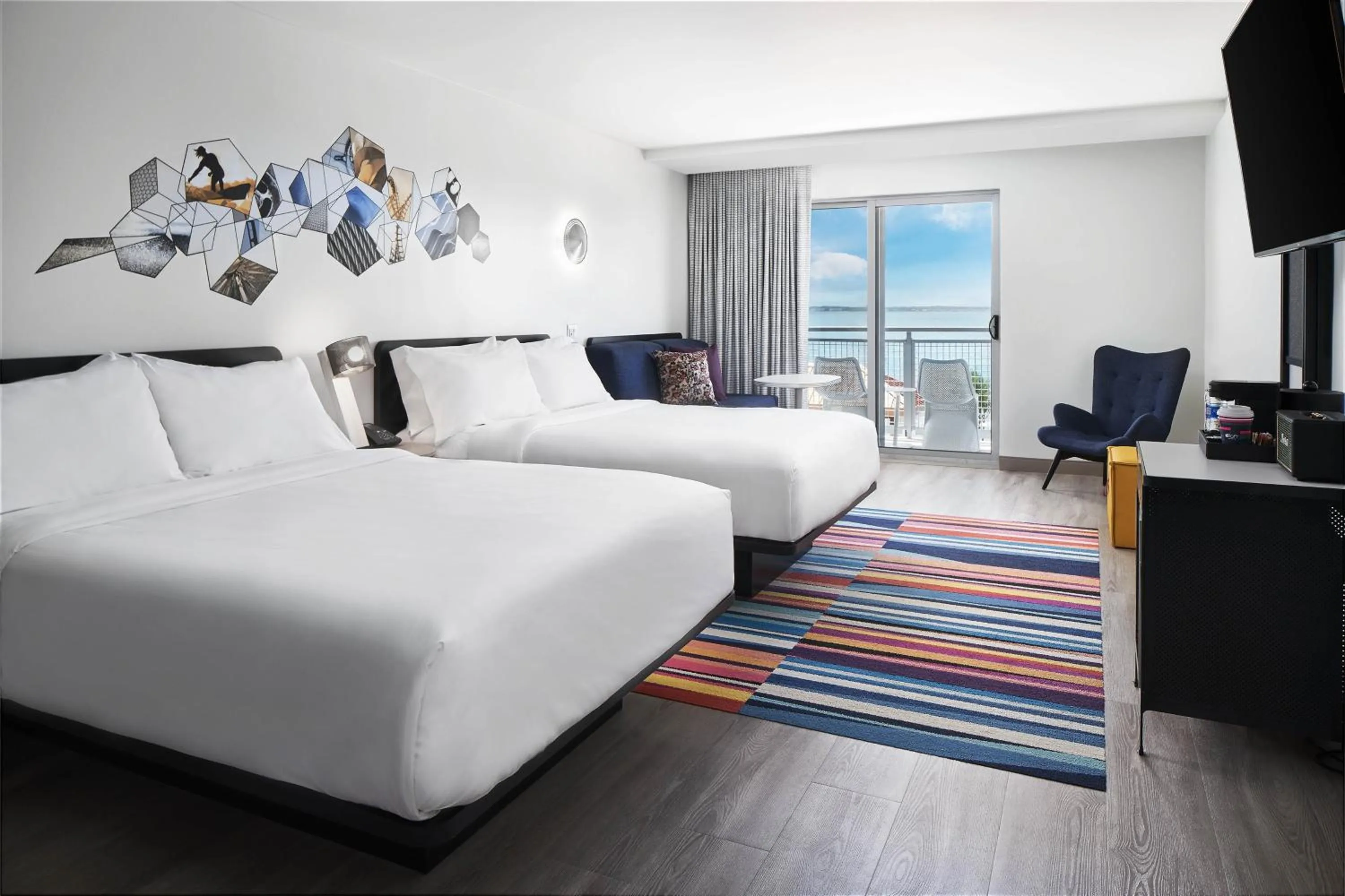 Photo of the whole room, Bed in Aloft Ocean City