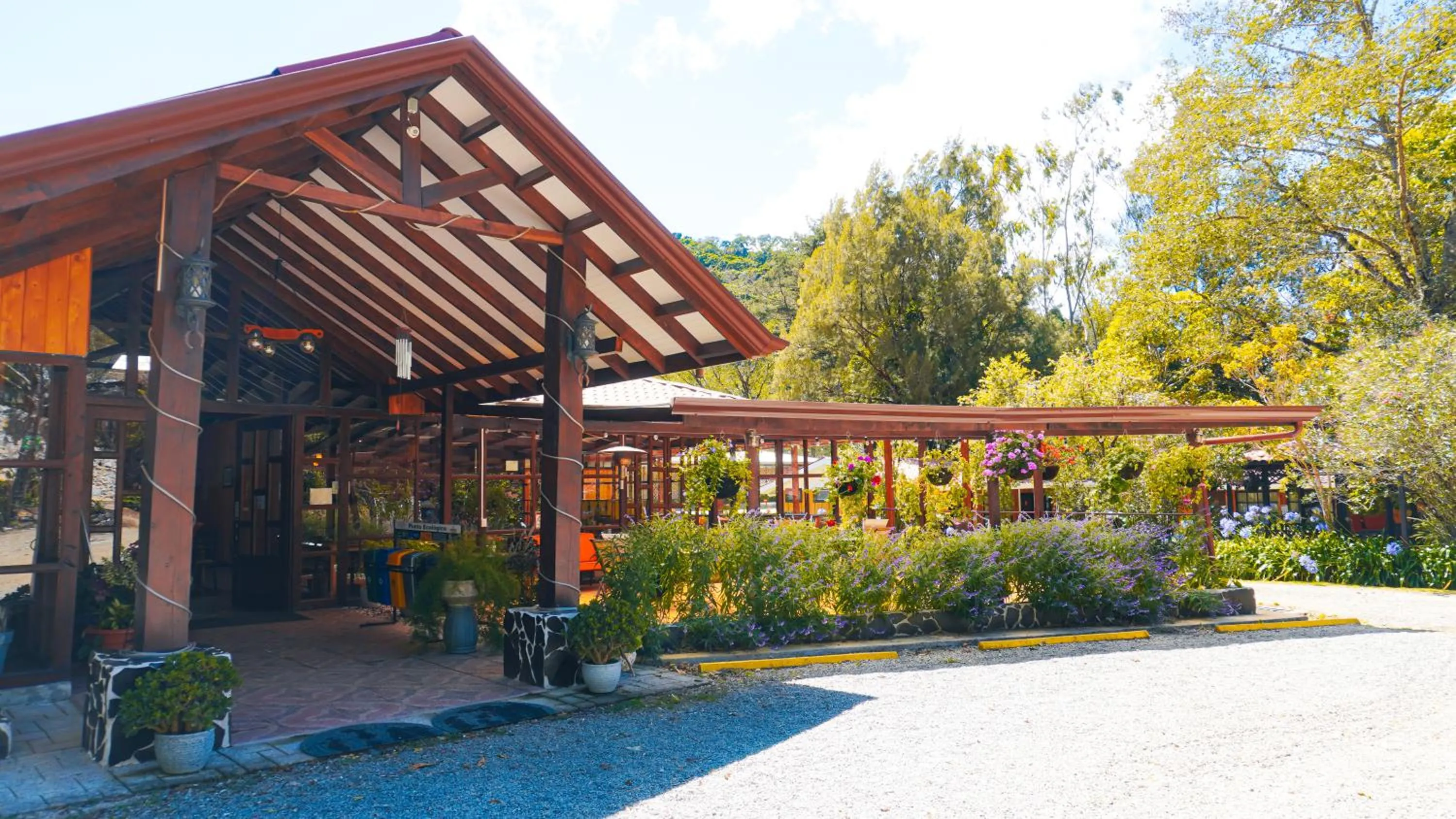 Property building in Hotel de Montaña Suria