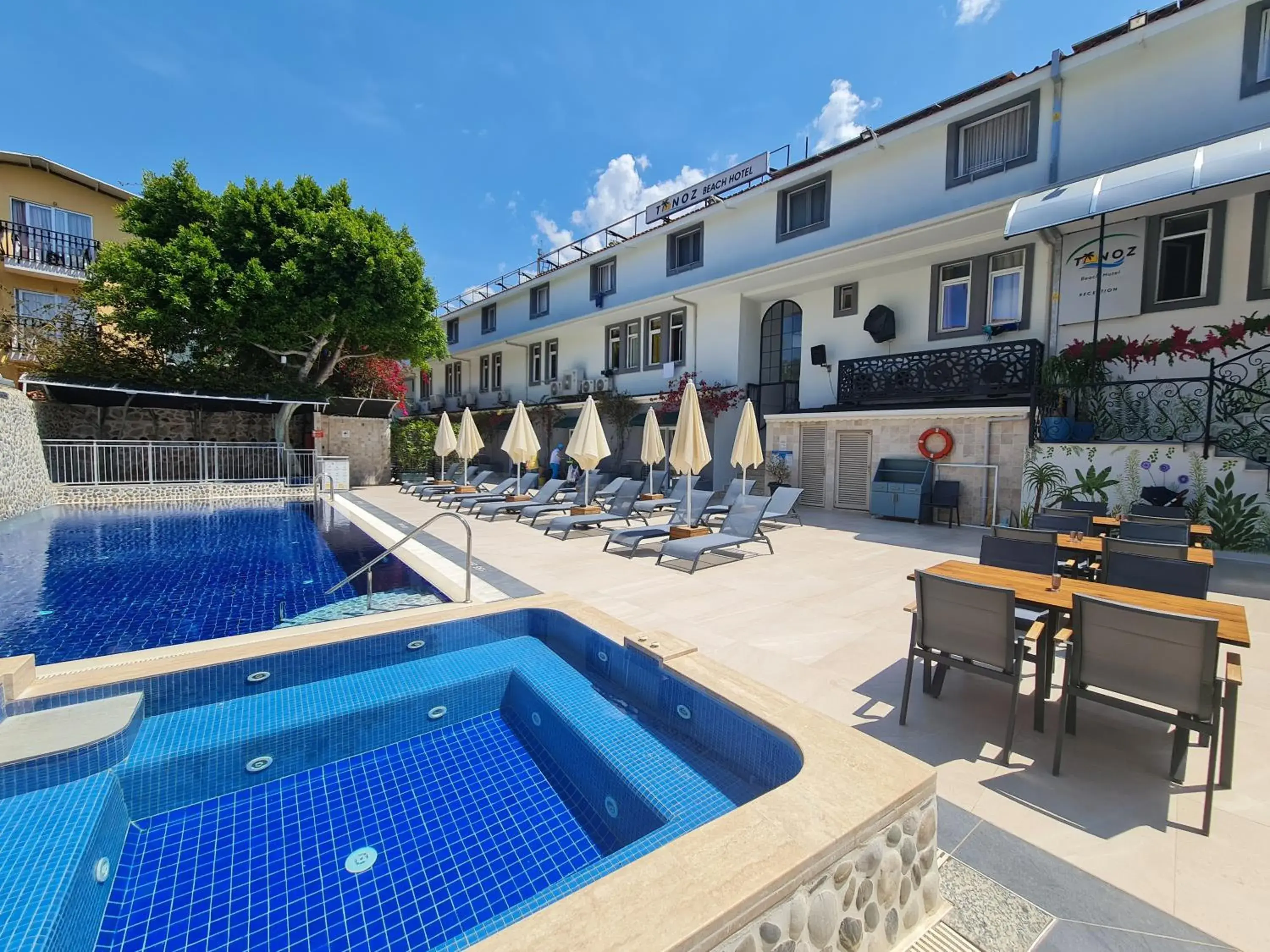 Swimming pool in Tonoz Beach Hotel Swimming pool in Tonoz Beach Hotel