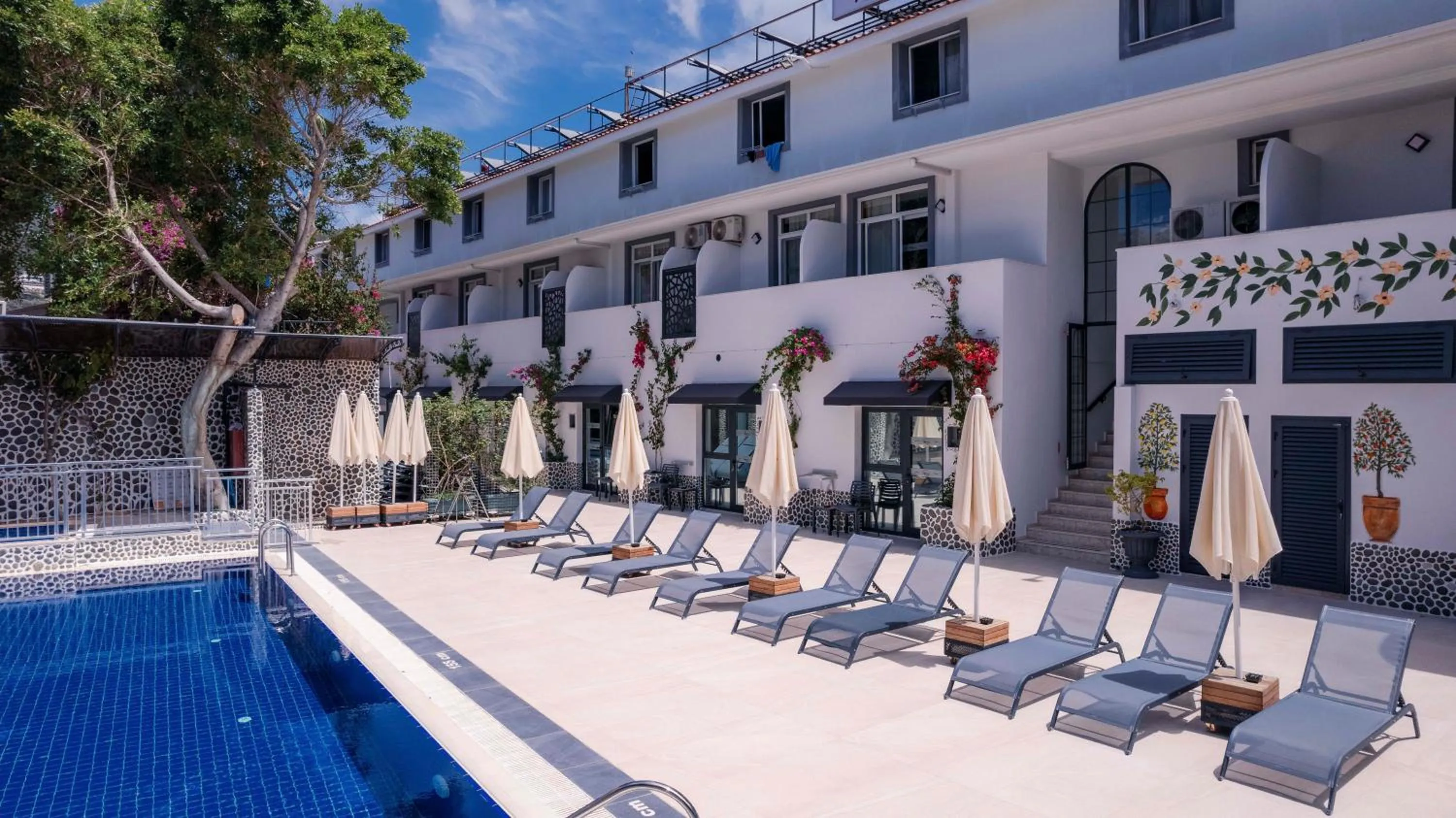 Swimming pool in Tonoz Beach Hotel