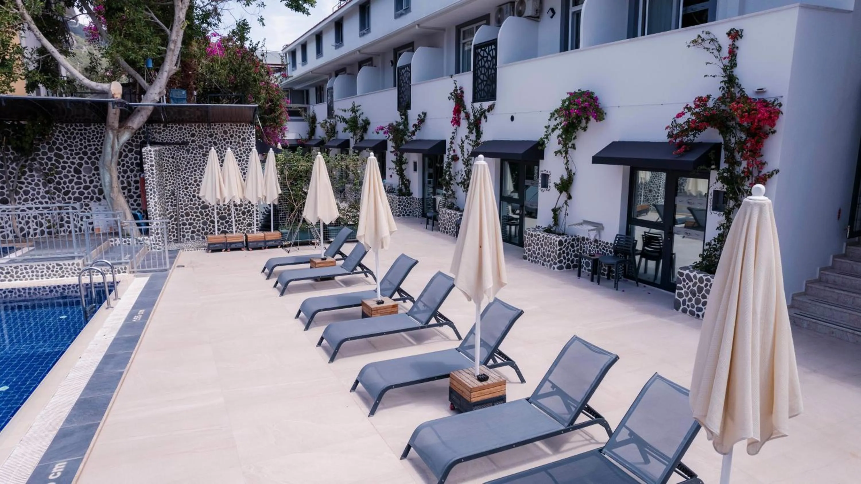 Swimming pool in Tonoz Beach Hotel