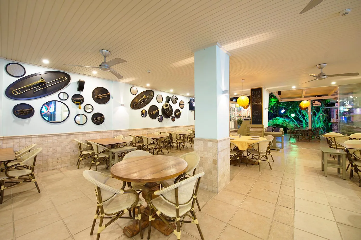 Restaurant/places to eat in Tonoz Beach Hotel