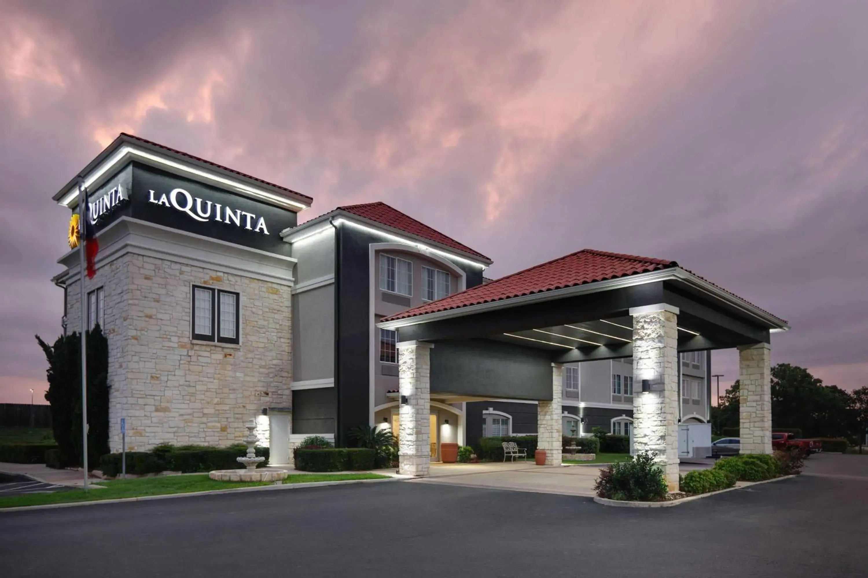 Property building in La Quinta by Wyndham Fredericksburg Property building in La Quinta by Wyndham Fredericksburg