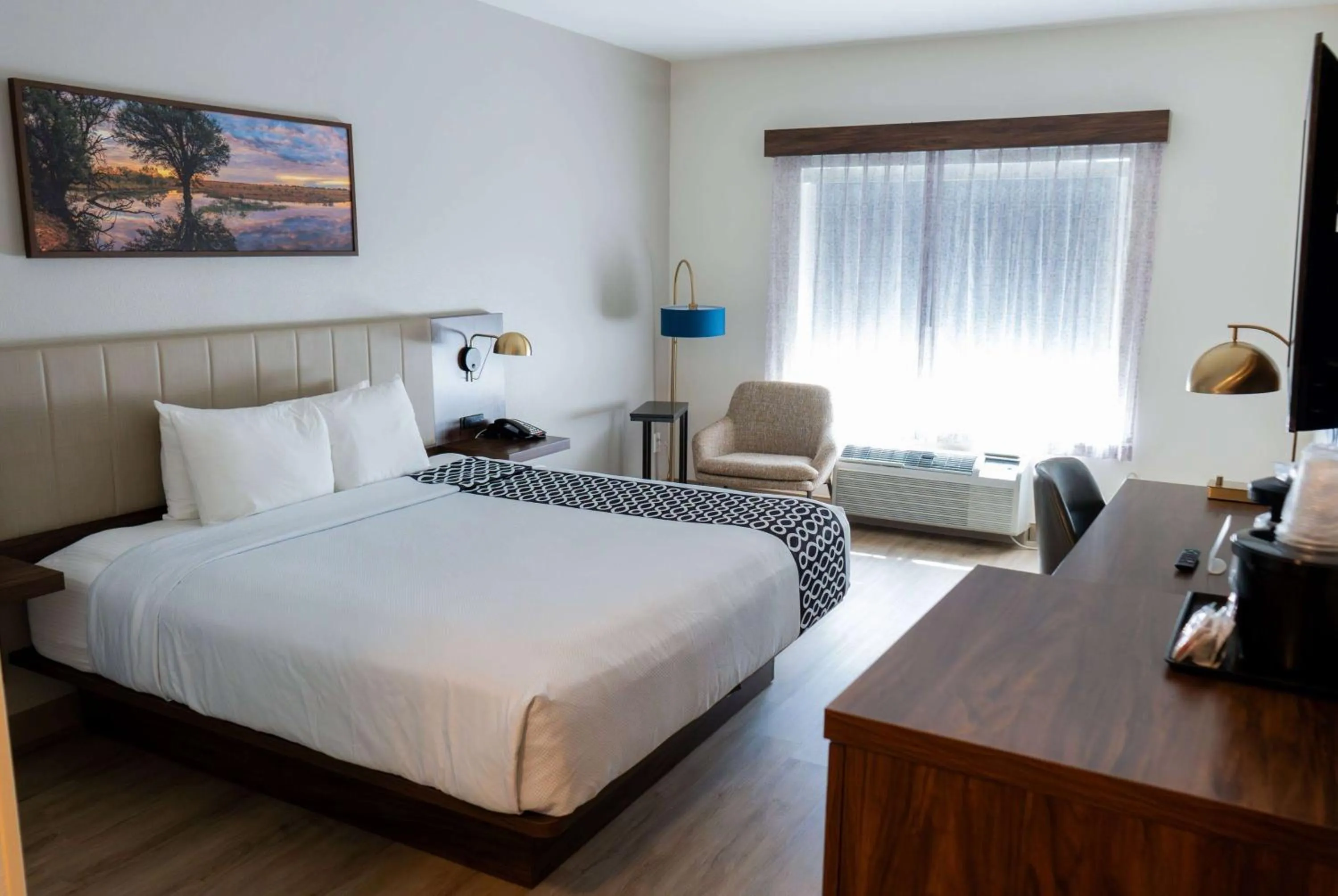 Photo of the whole room, Bed in La Quinta by Wyndham Dallas Mesquite