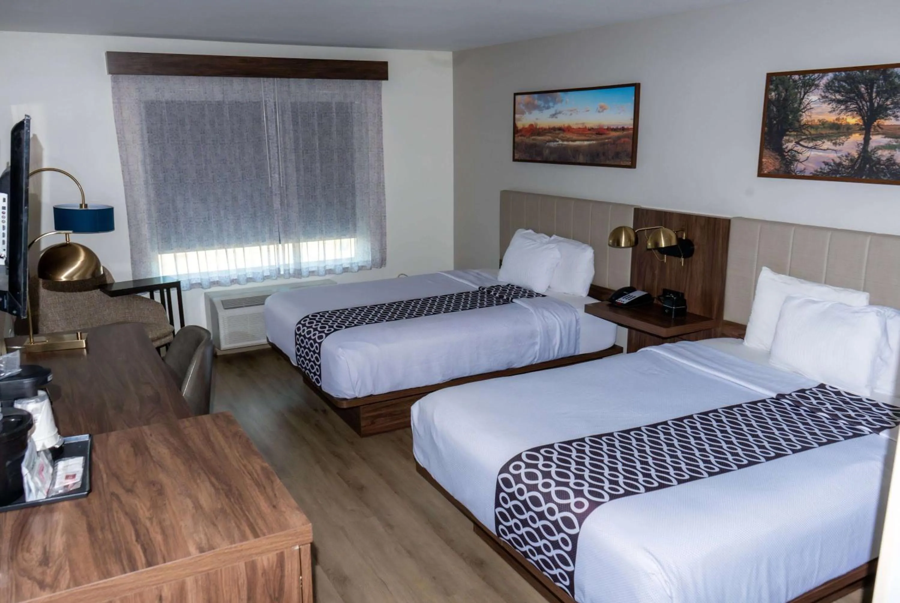 Photo of the whole room, Bed in La Quinta by Wyndham Dallas Mesquite