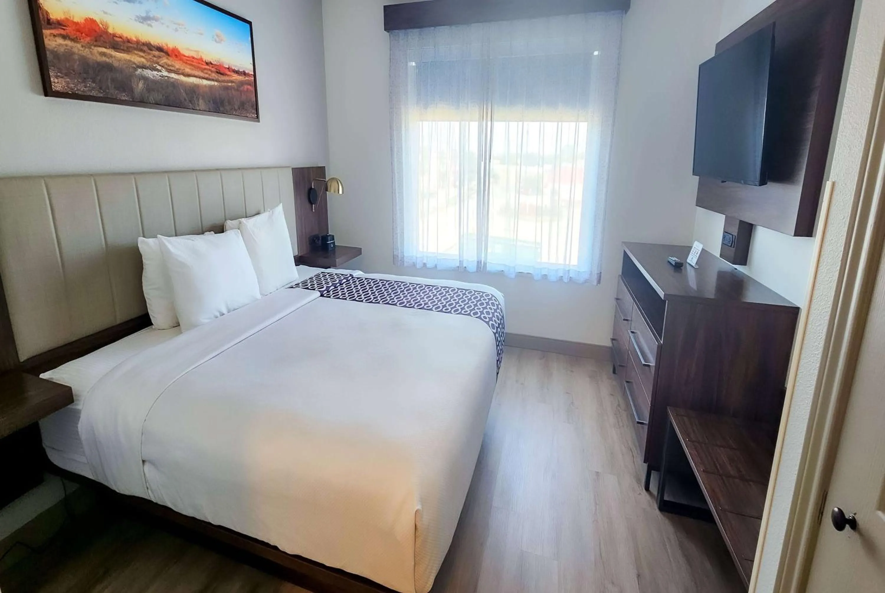 Photo of the whole room, Bed in La Quinta by Wyndham Dallas Mesquite