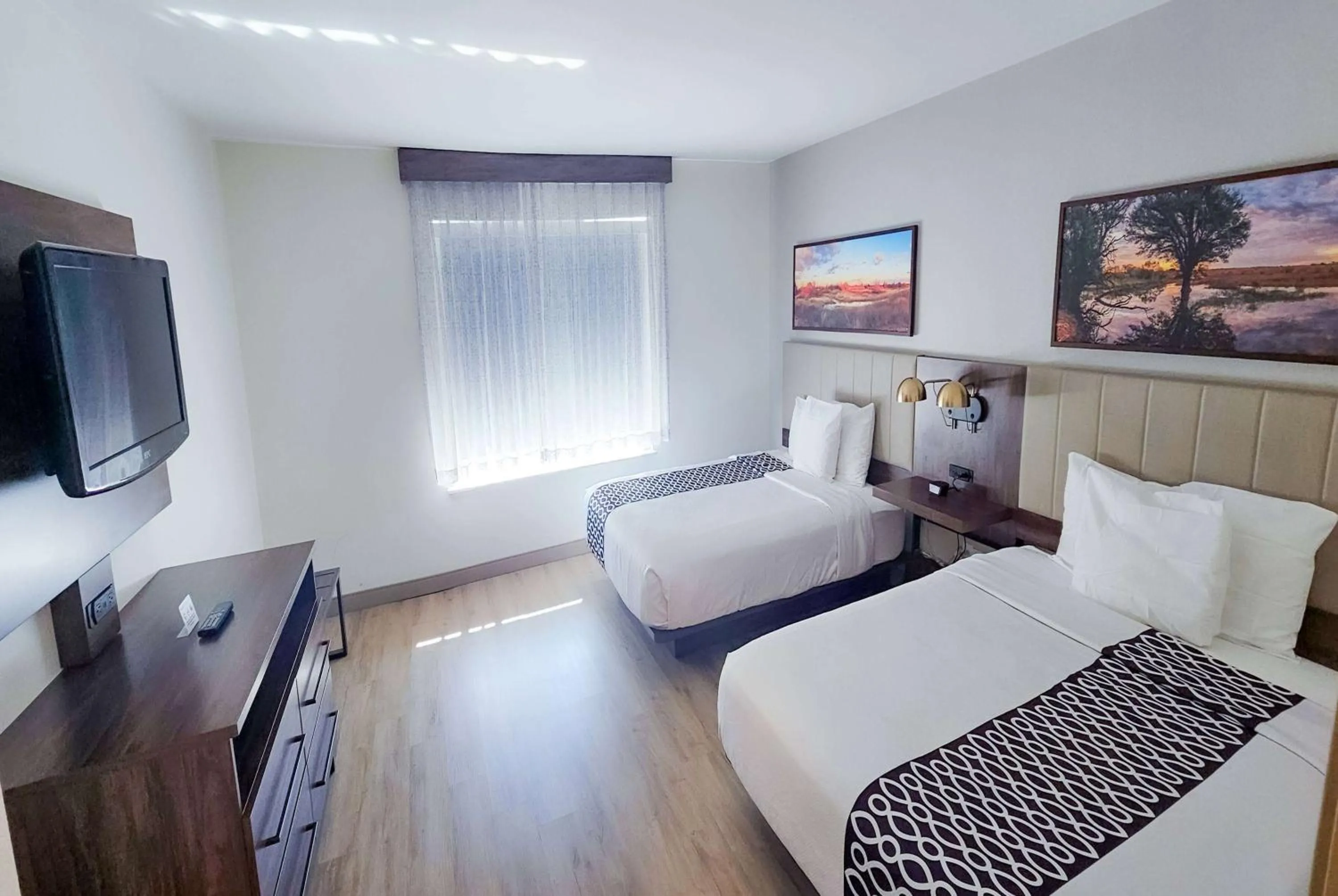 Photo of the whole room, Bed in La Quinta by Wyndham Dallas Mesquite