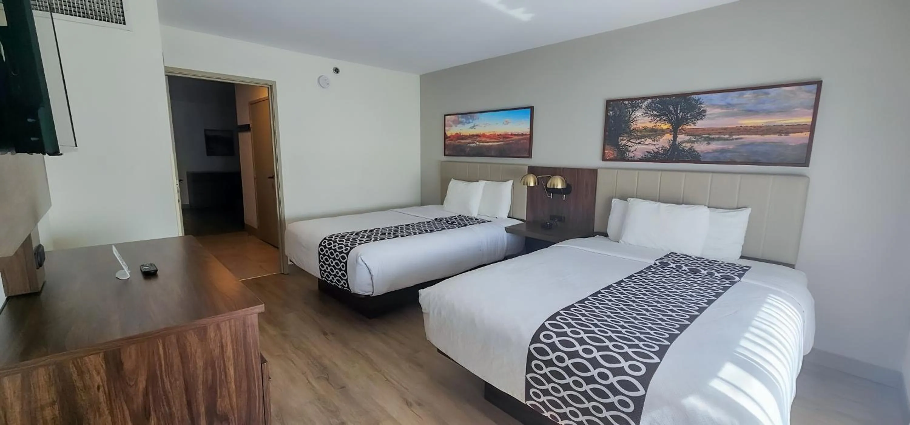 Photo of the whole room, Bed in La Quinta by Wyndham Dallas Mesquite