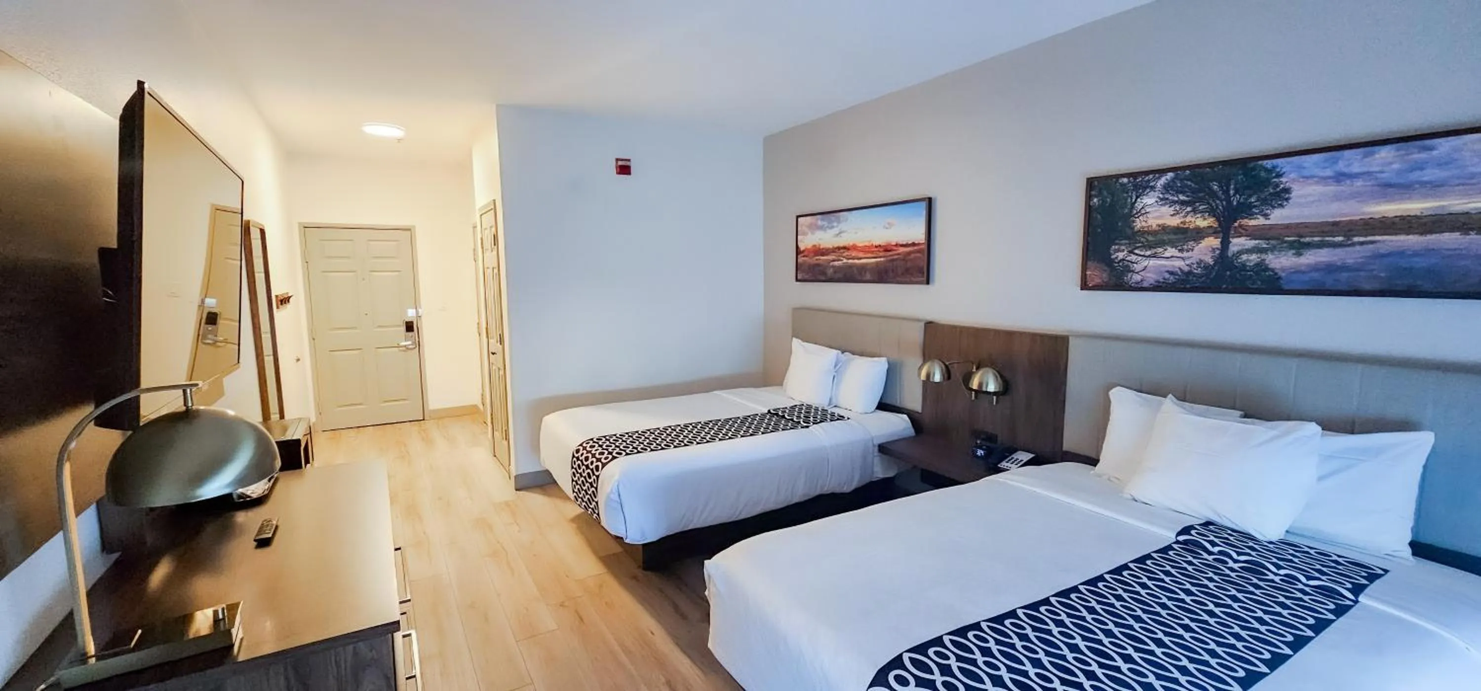 Photo of the whole room, Bed in La Quinta by Wyndham Dallas Mesquite