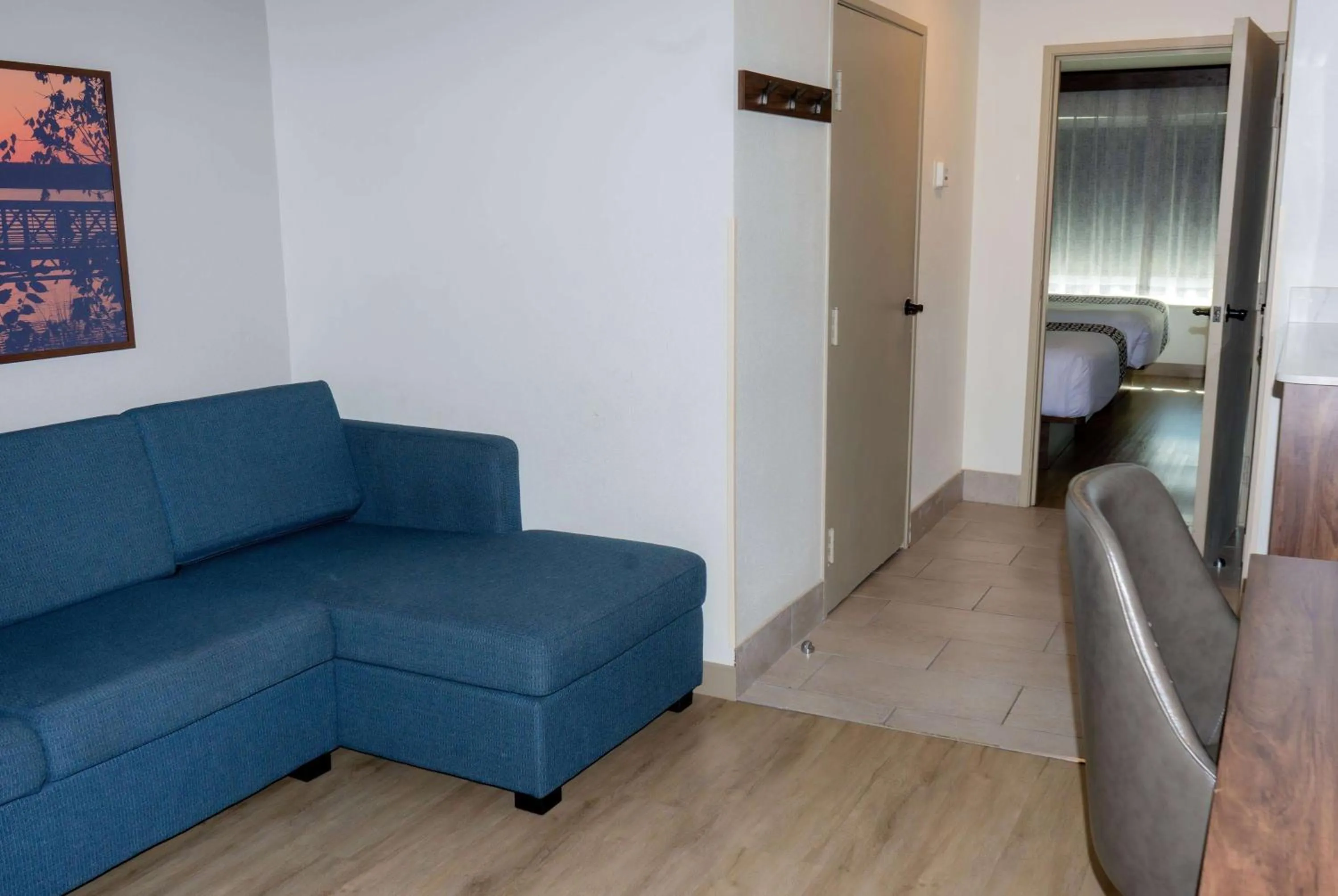 Photo of the whole room in La Quinta by Wyndham Dallas Mesquite