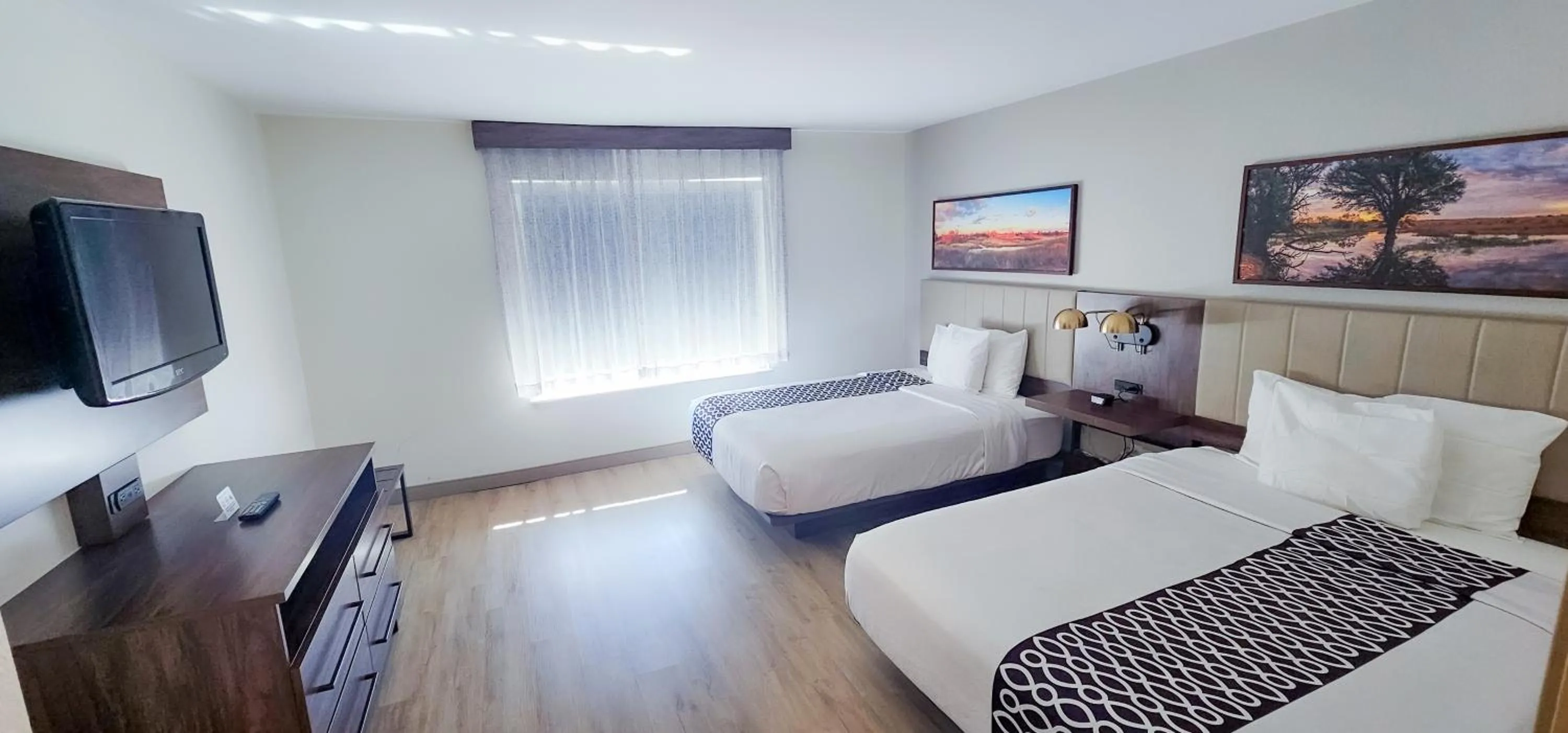 Photo of the whole room, Bed in La Quinta by Wyndham Dallas Mesquite