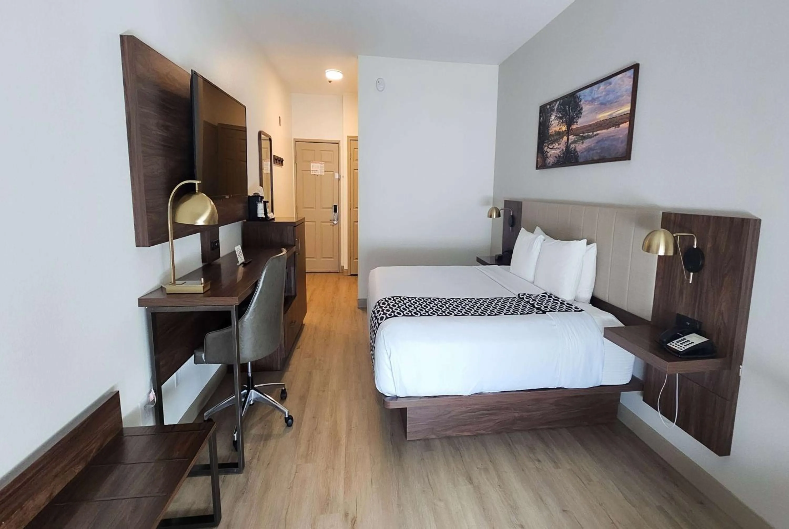 Photo of the whole room, Bed in La Quinta by Wyndham Dallas Mesquite