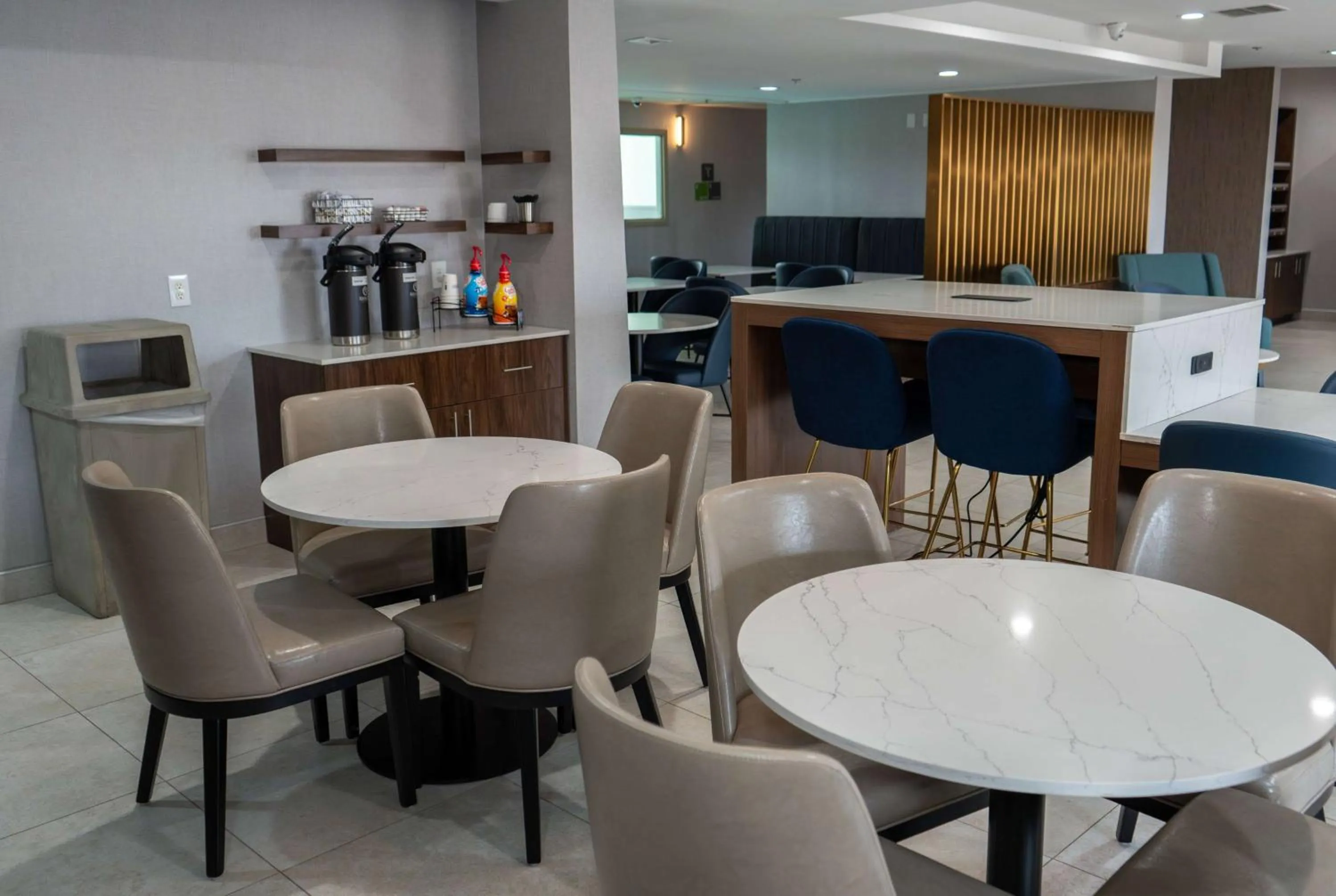 Lobby or reception in La Quinta by Wyndham Dallas Mesquite