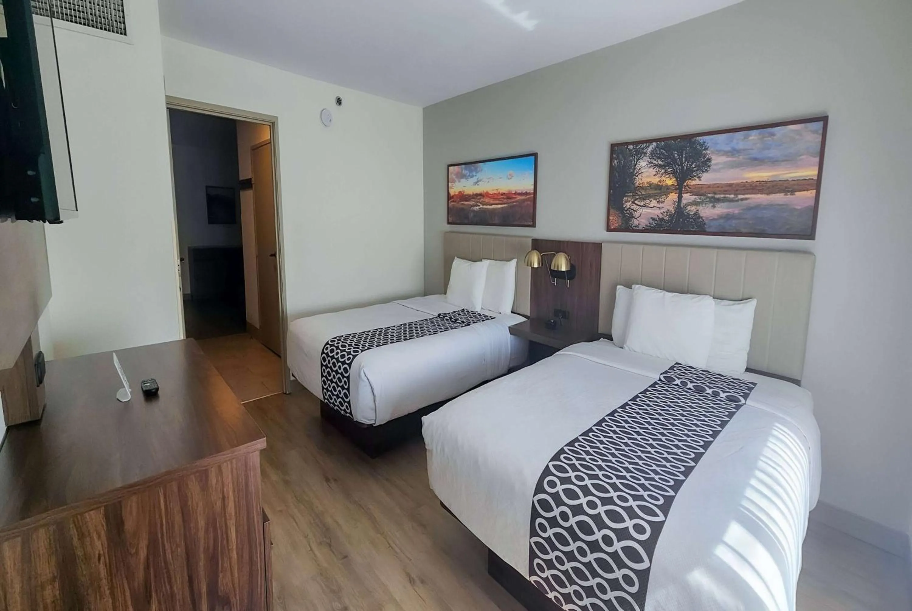 Photo of the whole room, Bed in La Quinta by Wyndham Dallas Mesquite