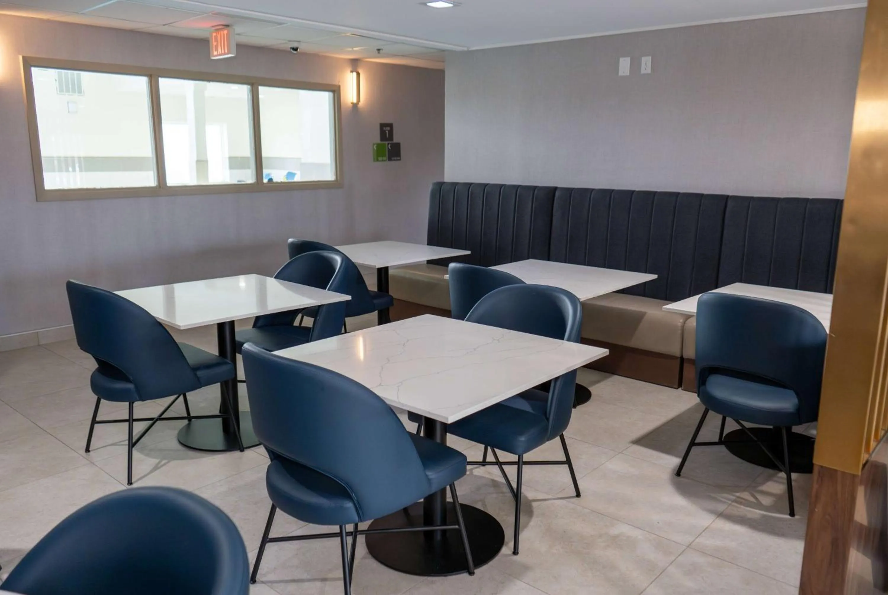 Lobby or reception in La Quinta by Wyndham Dallas Mesquite